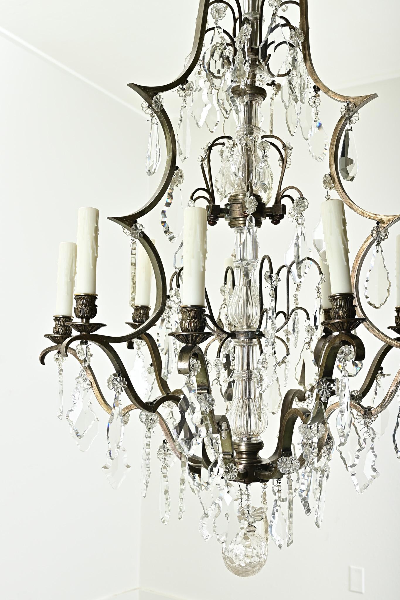 Lustre massif en laiton et cristal Bon état - En vente à Baton Rouge, LA