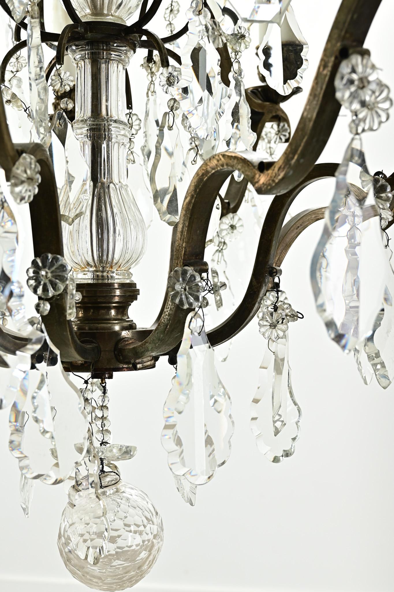 Lustre massif en laiton et cristal en vente 1