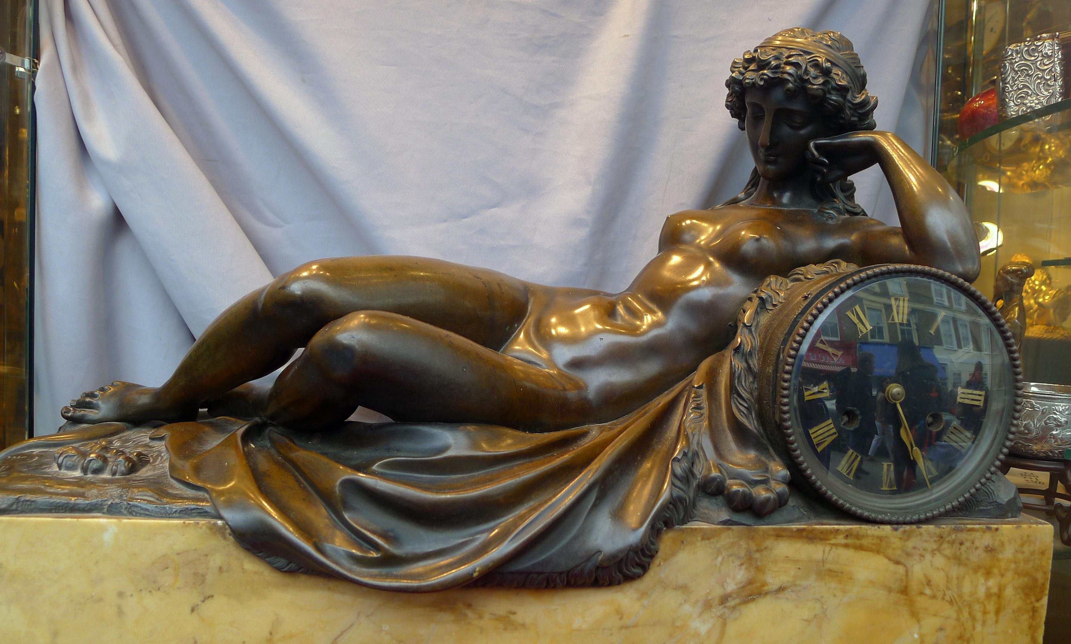 Napoléon III Grande horloge française d'une jeune fille de Baccanale couchée nue sur la peau d'un lion en vente
