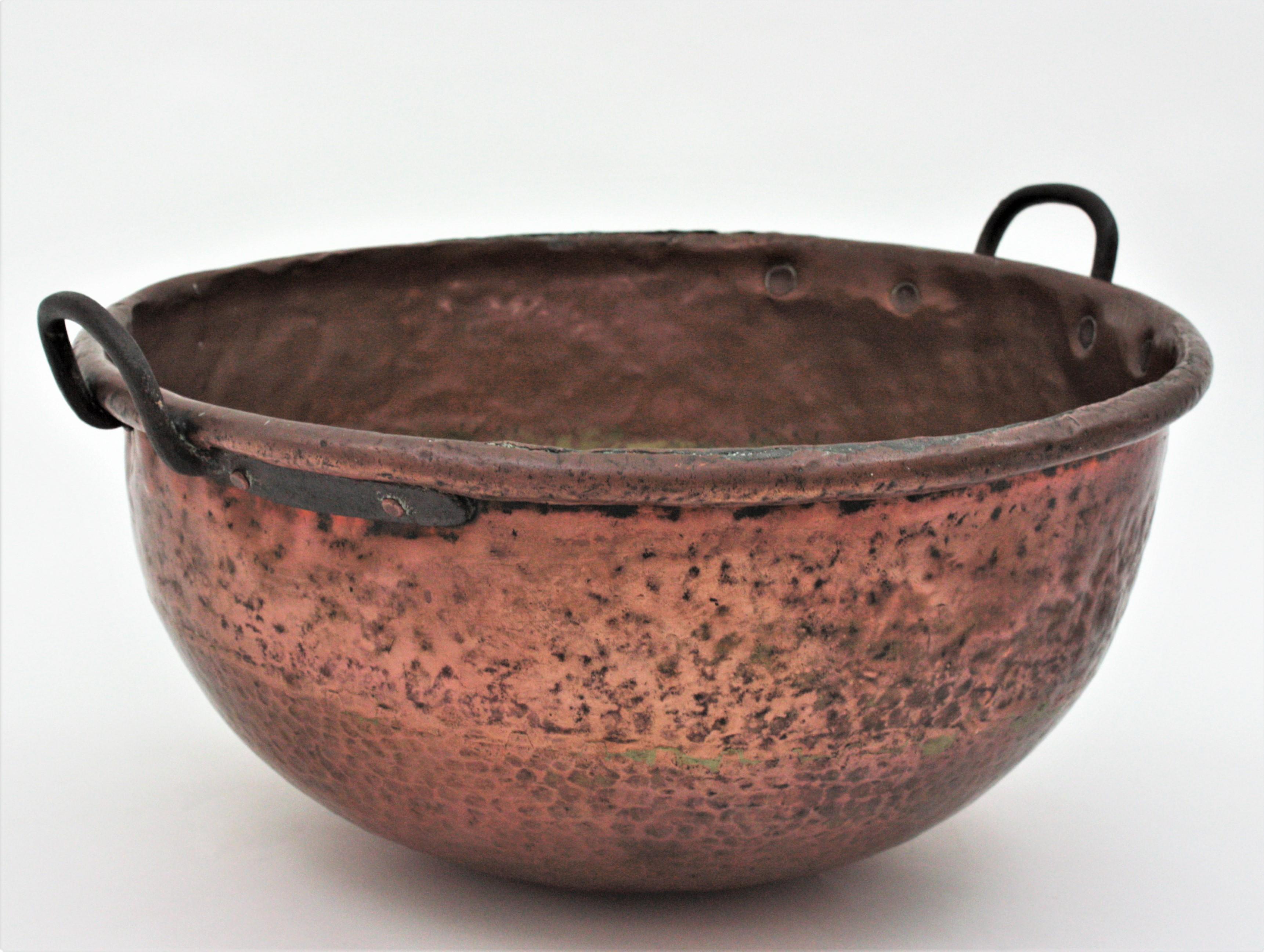 Massive French Copper Cauldron Pot with Iron Handles In Good Condition In Barcelona, ES
