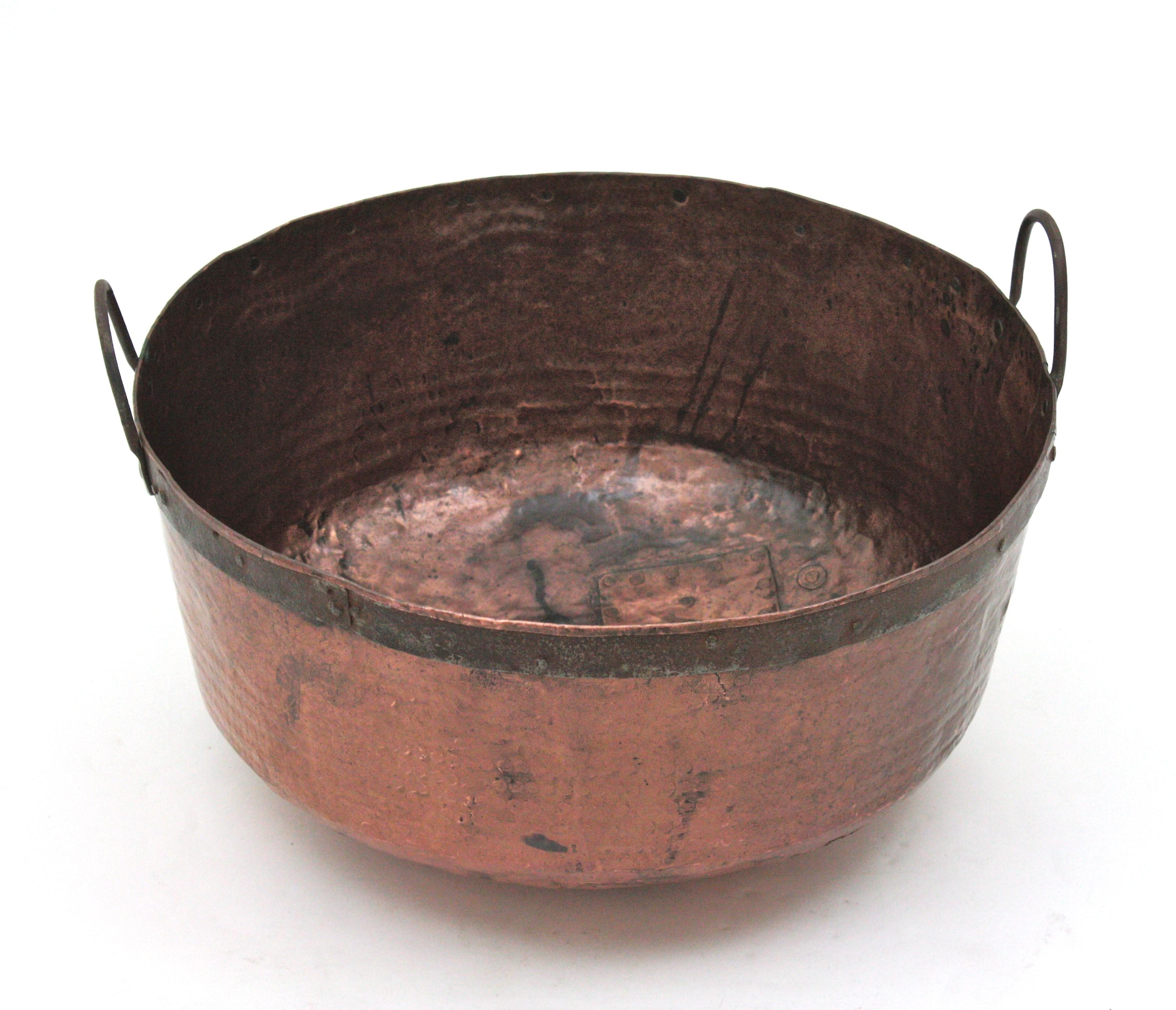 Massive French Copper Cauldron Pot with Iron Handles In Good Condition For Sale In Barcelona, ES