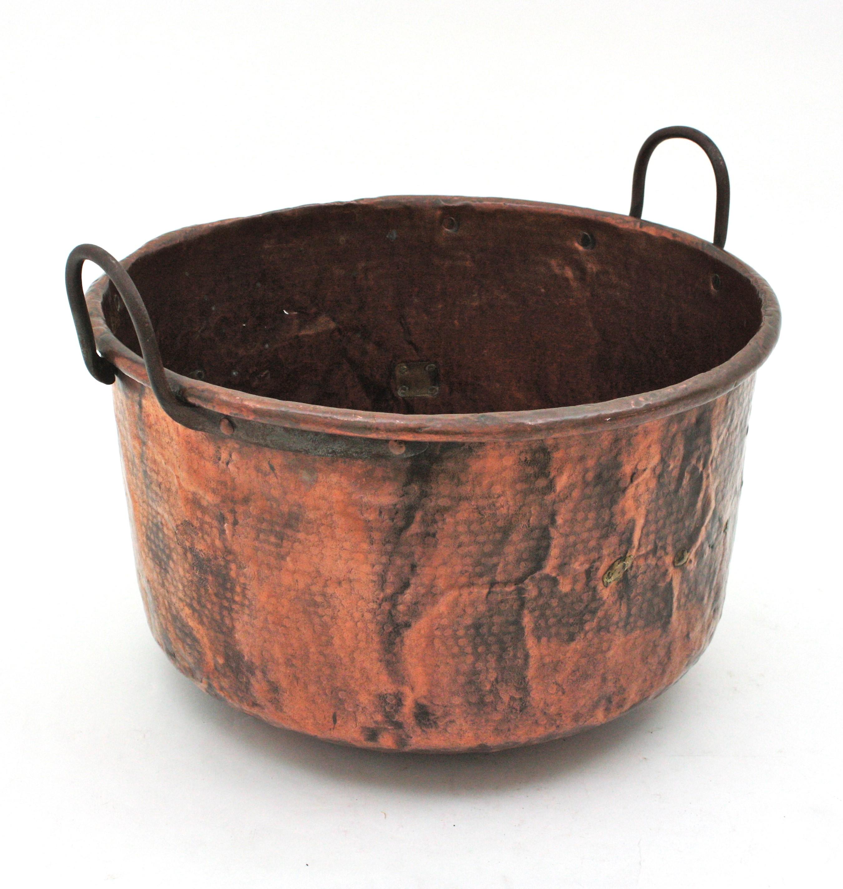 Français Magnifique chaudron français en cuivre avec poignées en fer en vente