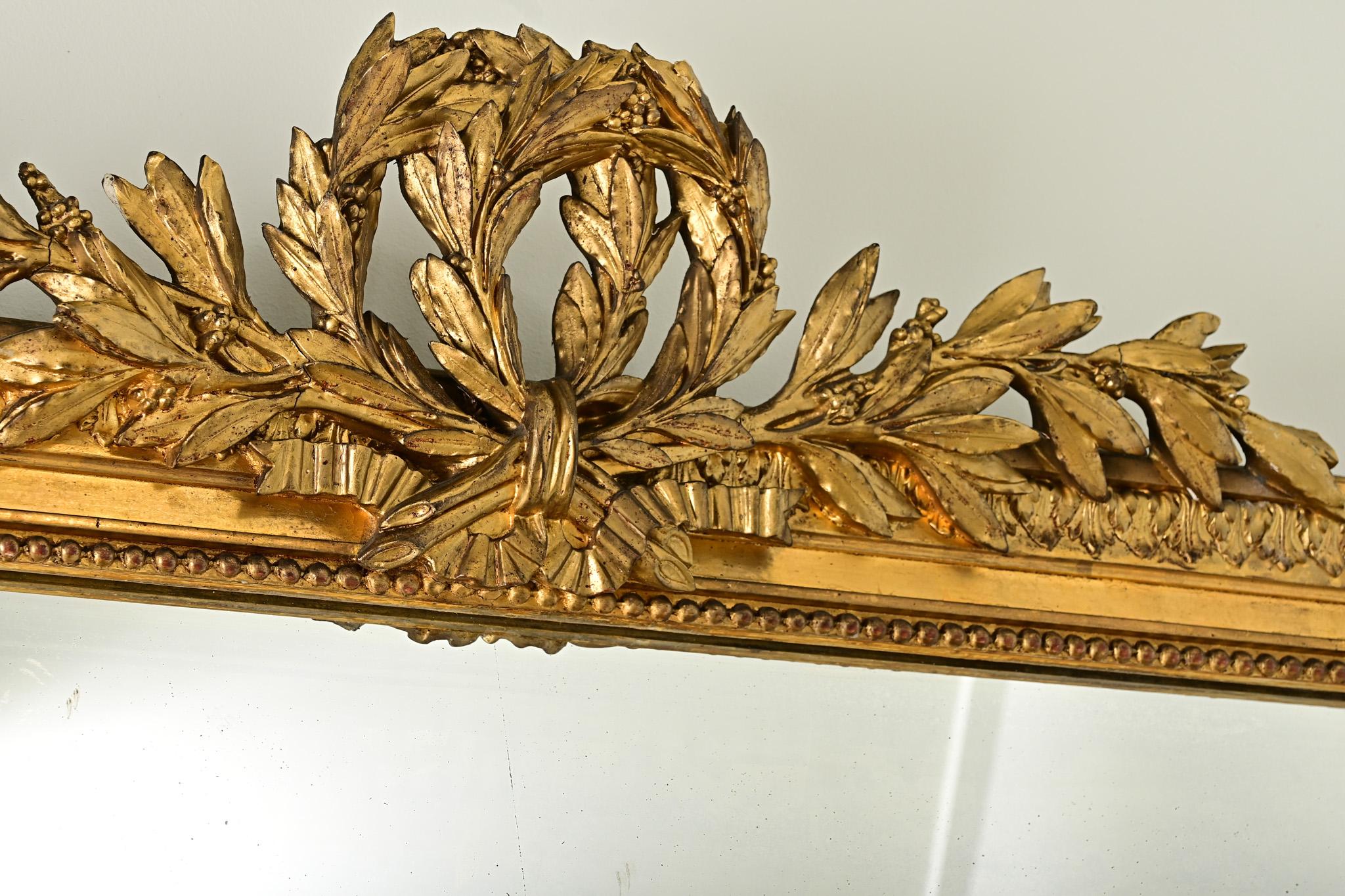 Grand miroir de cheminée français de style Louis XVI doré en vente 2