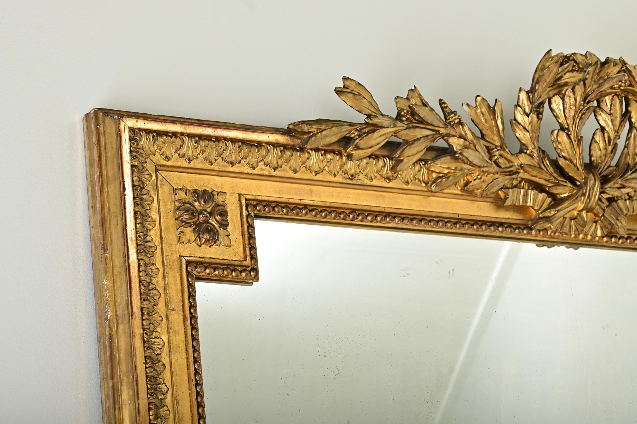 Grand miroir de cheminée français de style Louis XVI doré en vente 3