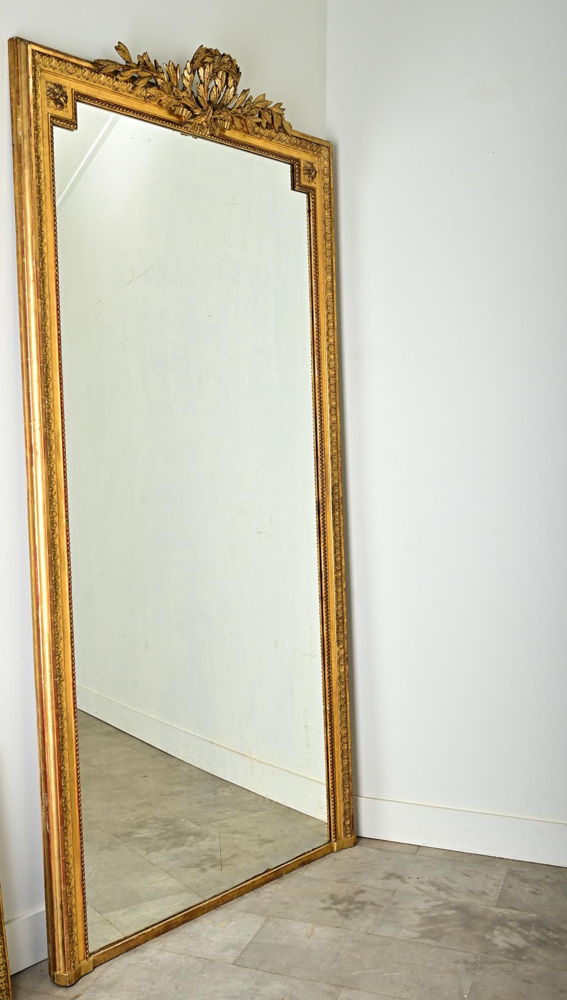 Grand miroir de cheminée français de style Louis XVI doré en vente 4