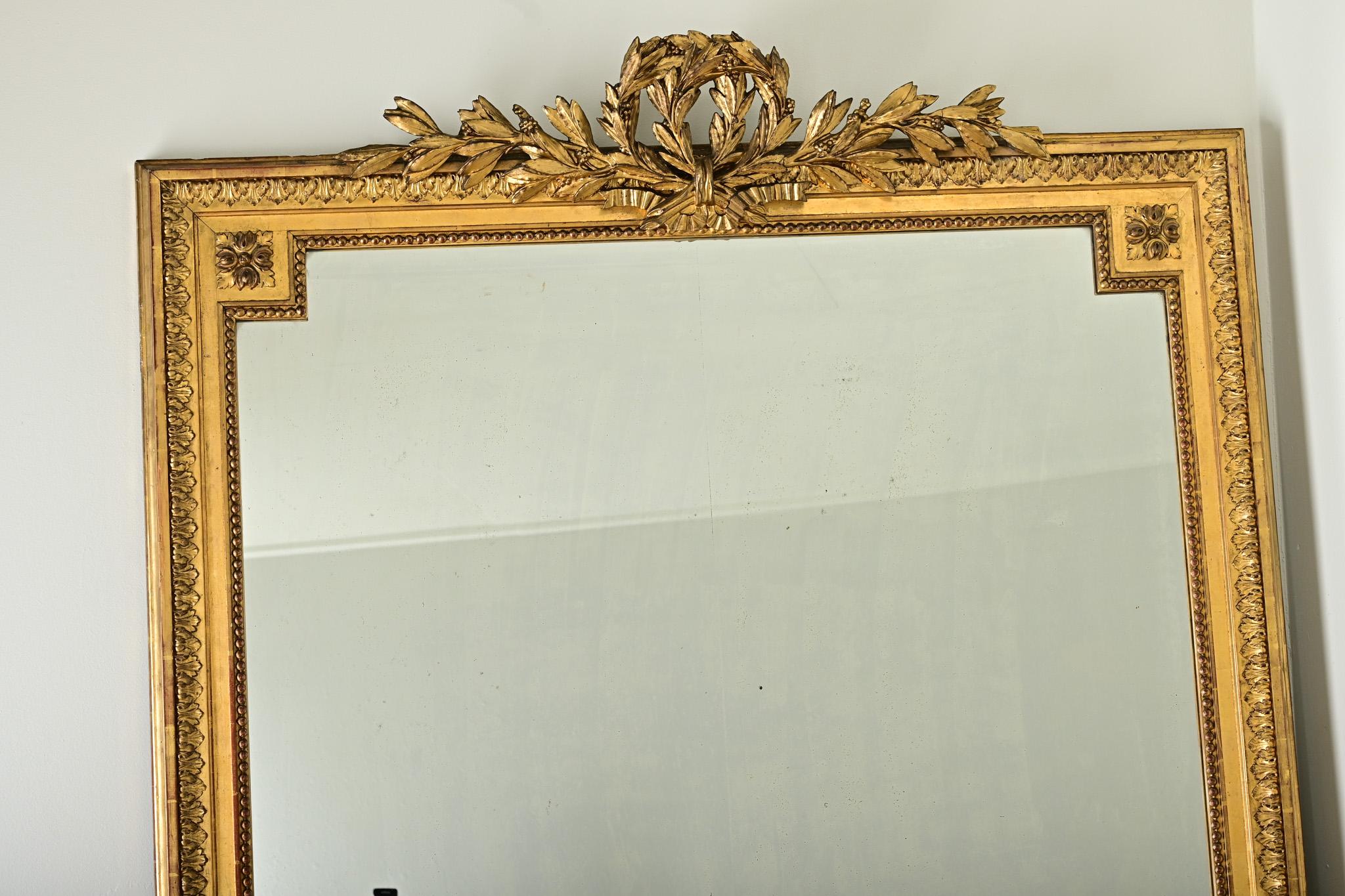 Français Grand miroir de cheminée français de style Louis XVI doré en vente