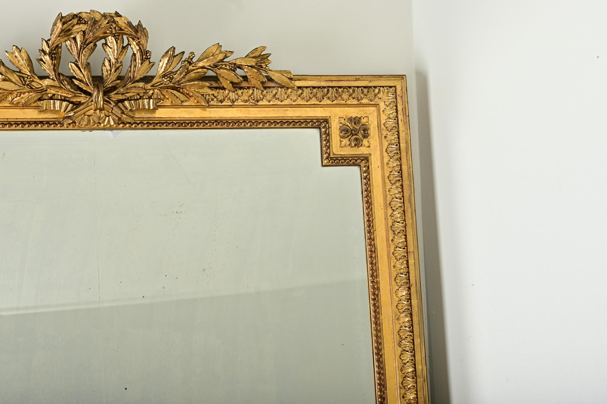 Doré Grand miroir de cheminée français de style Louis XVI doré en vente