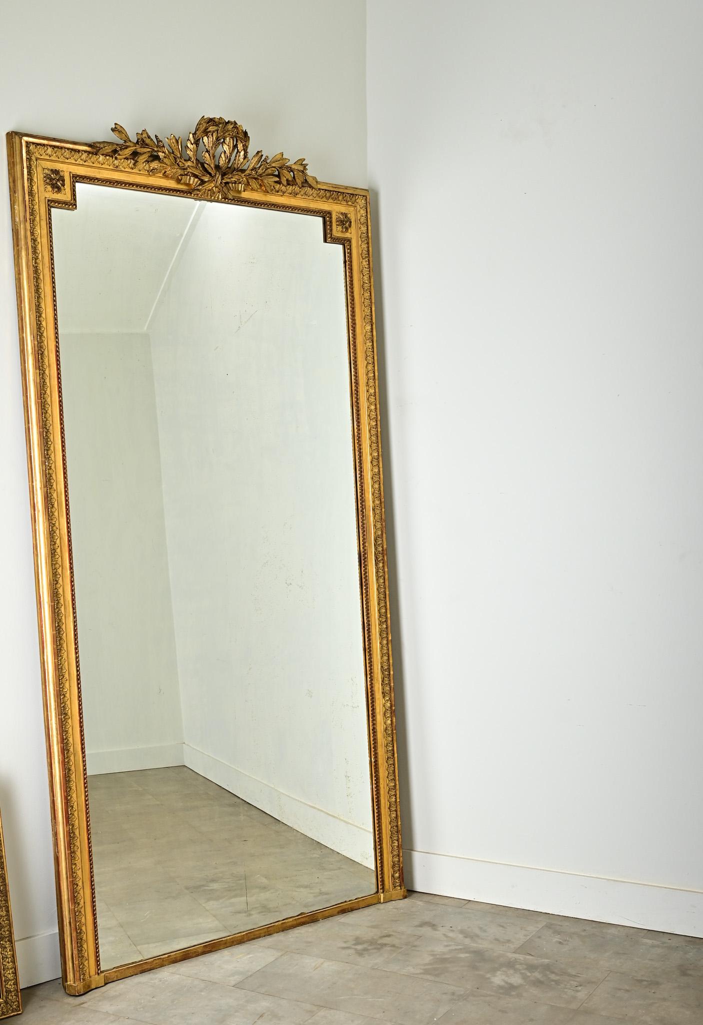XIXe siècle Grand miroir de cheminée français de style Louis XVI doré en vente