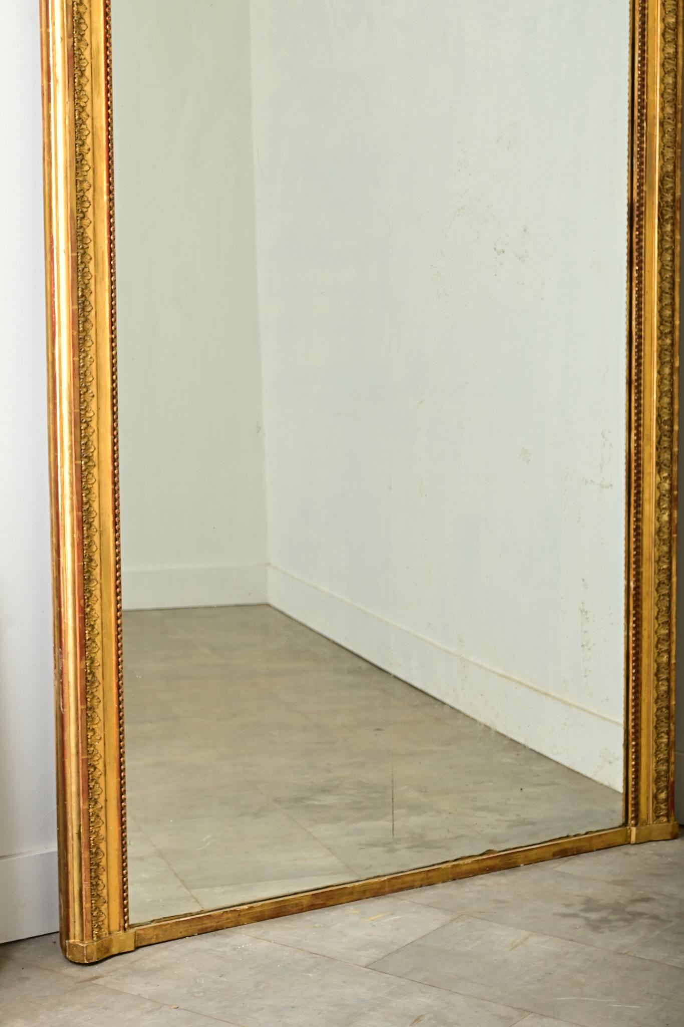 Miroir Grand miroir de cheminée français de style Louis XVI doré en vente