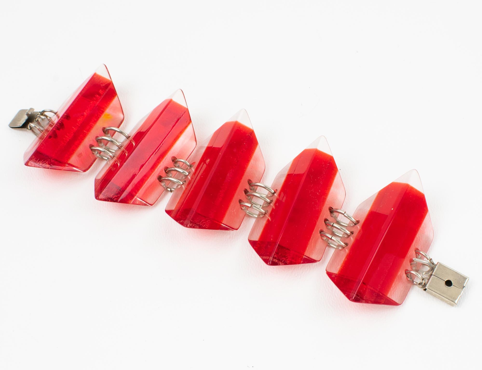 Moderniste Bracelet à maillons géométriques en lucite rouge avec cubes de glace en vente