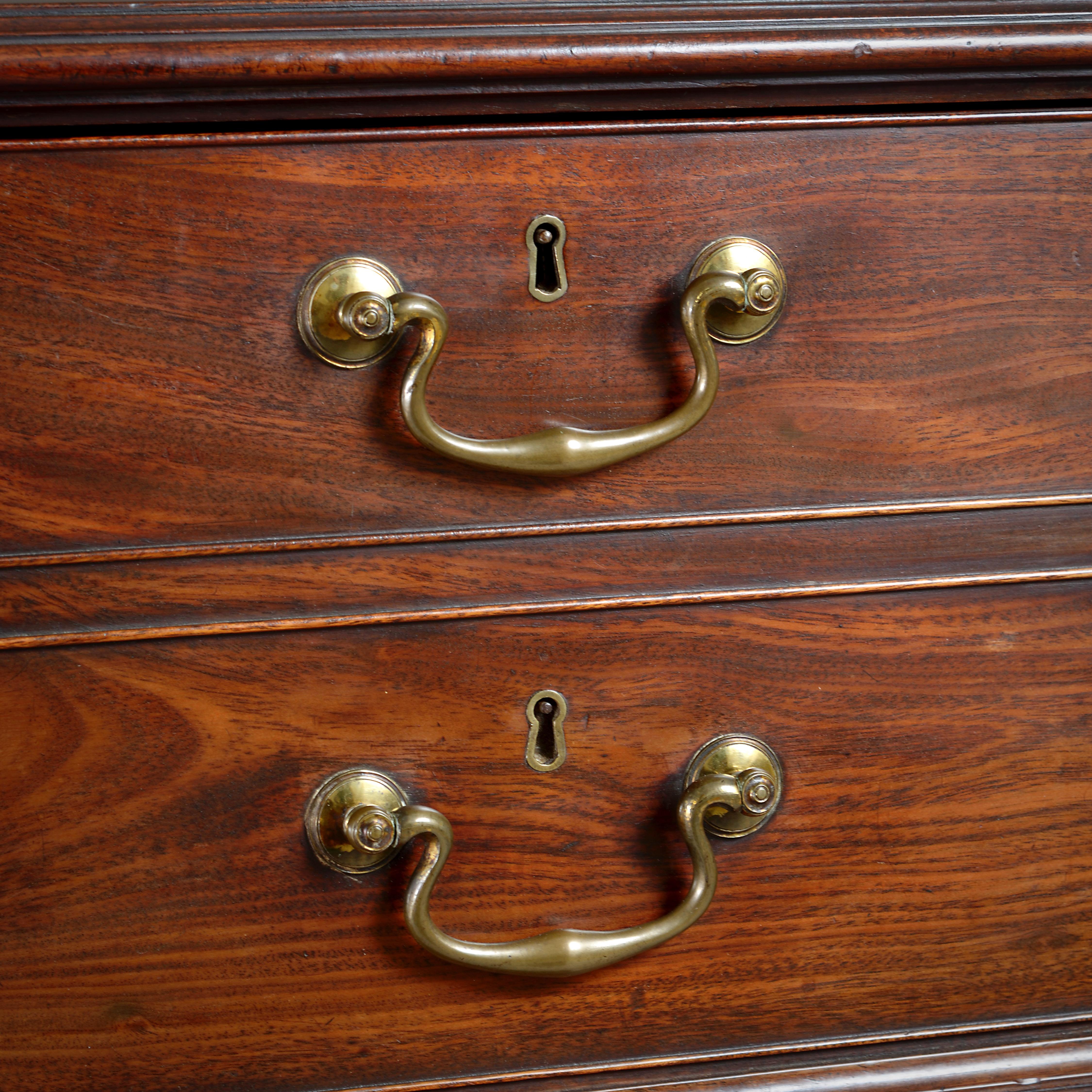 Mogano Massiccia cassettiera in mogano di Giorgio III in vendita