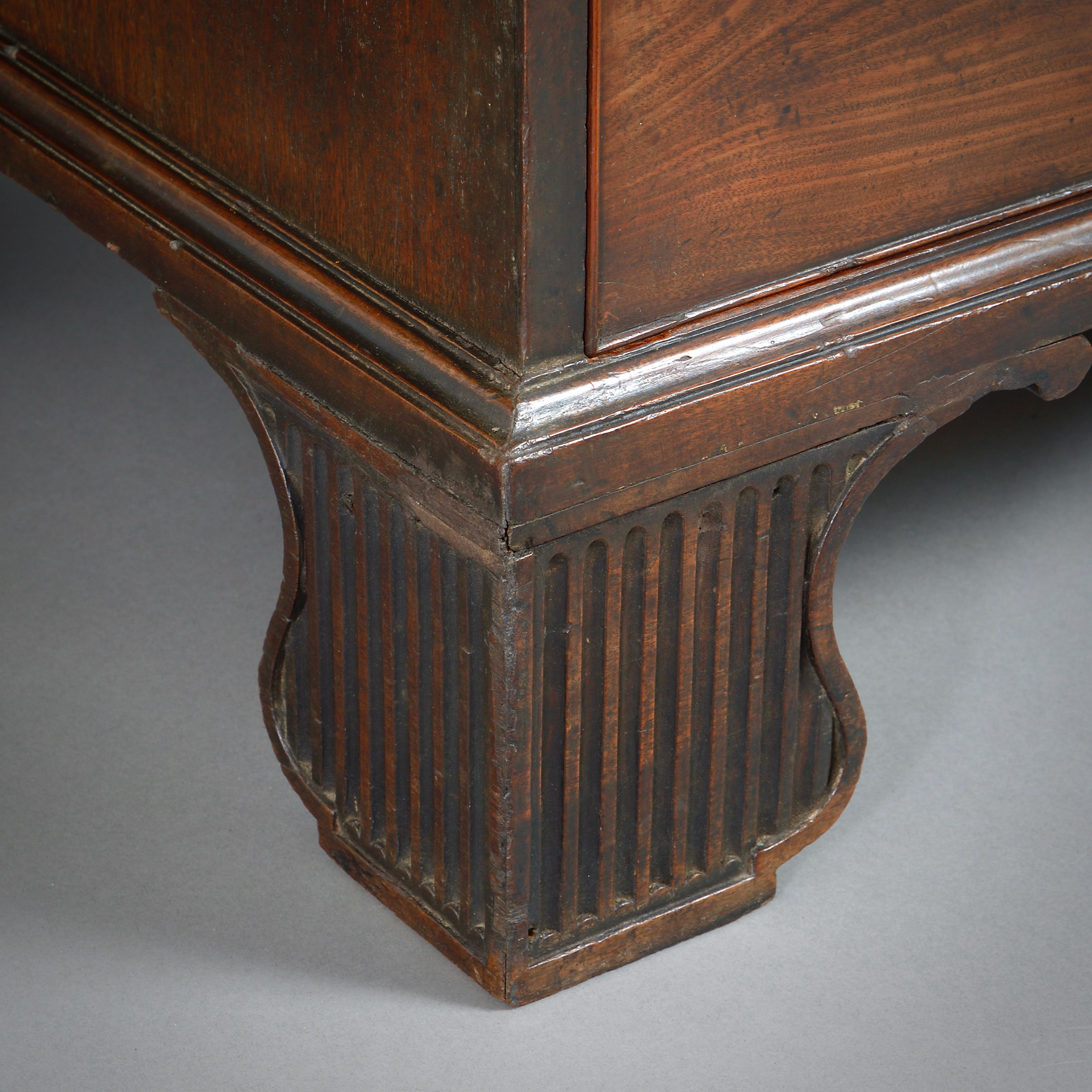 Massiccia cassettiera in mogano di Giorgio III in vendita 1