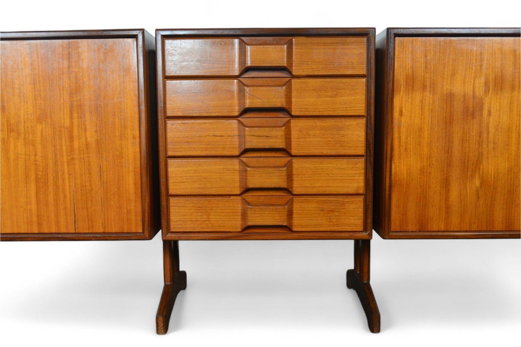 Gran Credenza italiana Gianfranco Frattini de los años 60 en teca Moderno de mediados de siglo en venta