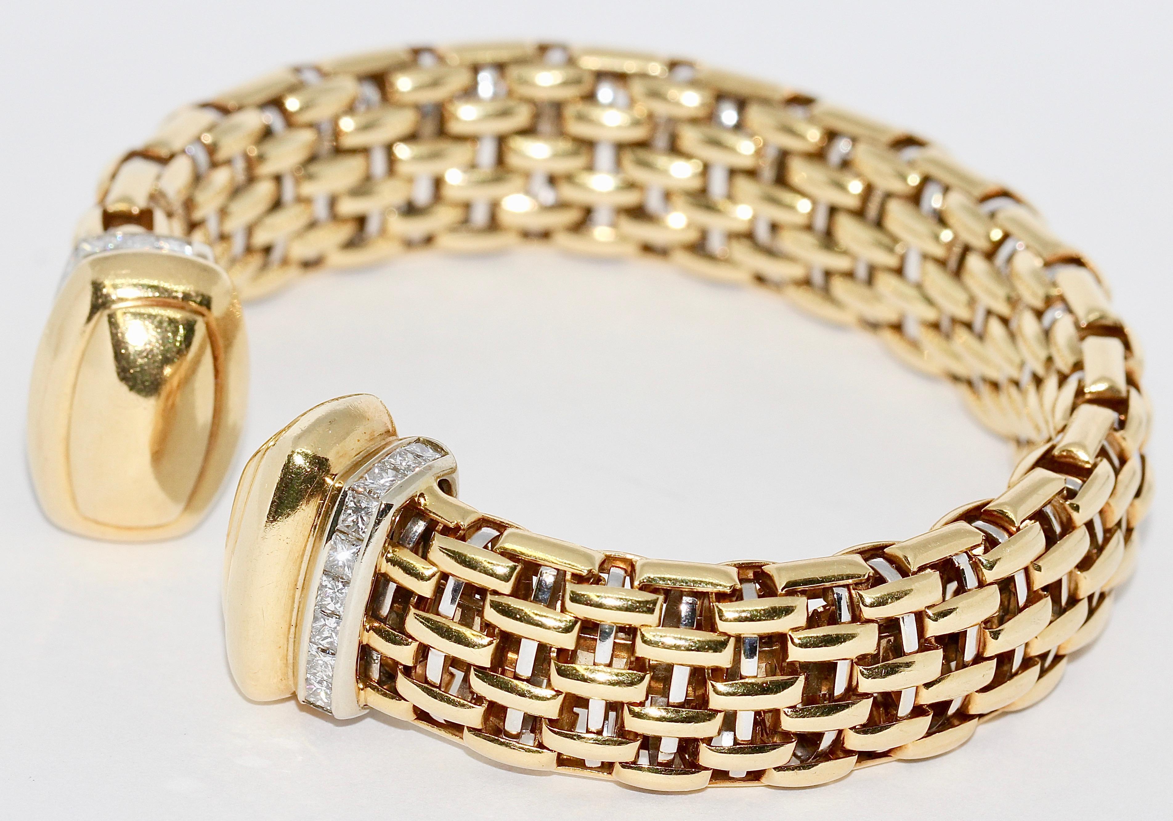 Armreif aus massivem Gold, Armband, 18 Karat mit 24 Diamanten im Prinzessinnenschliff (Carréschliff) im Angebot