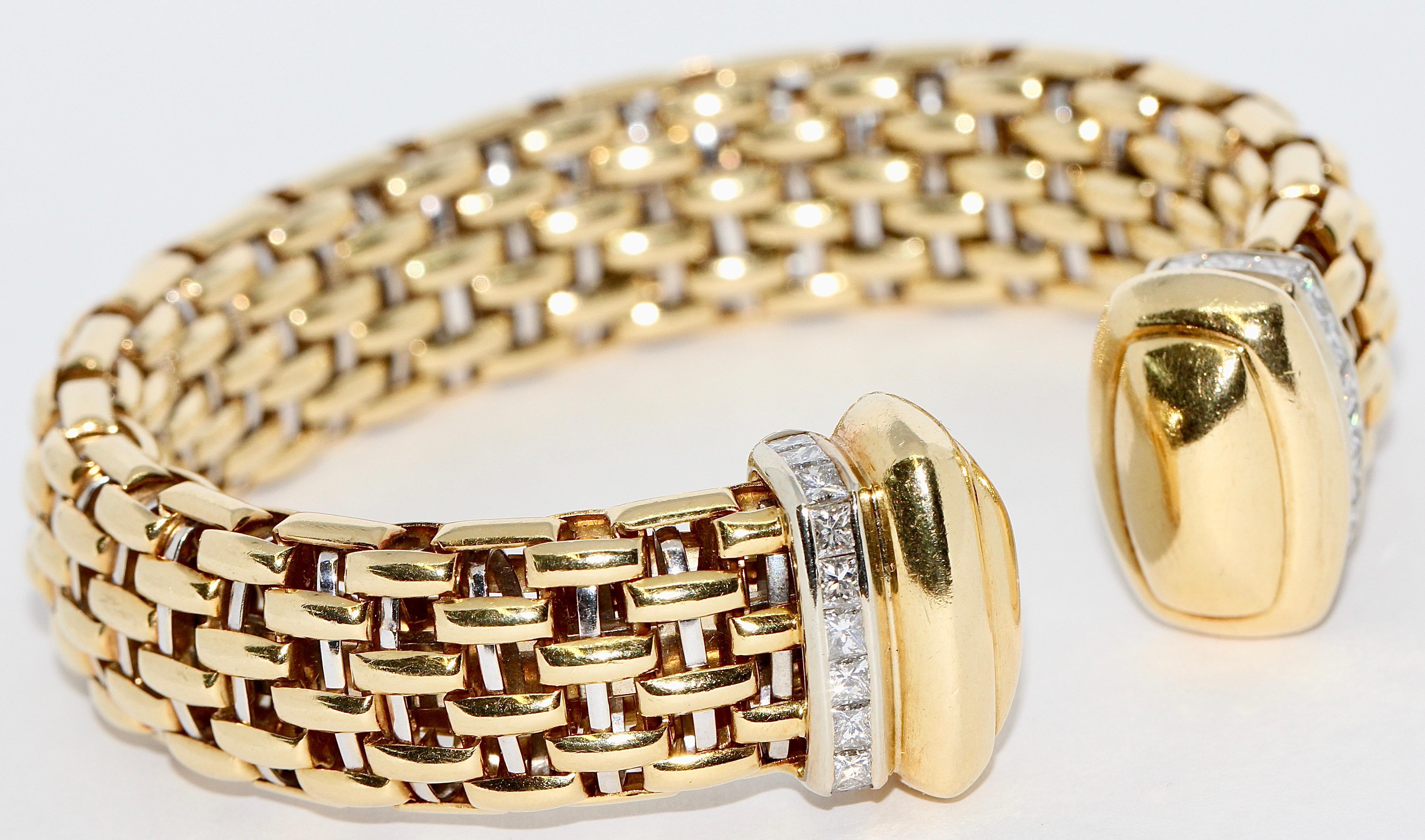 Massive Gold Bangle, Bracelet, 18 Karat with 24 Princess Cut Diamonds In Good Condition For Sale In Berlin, DE