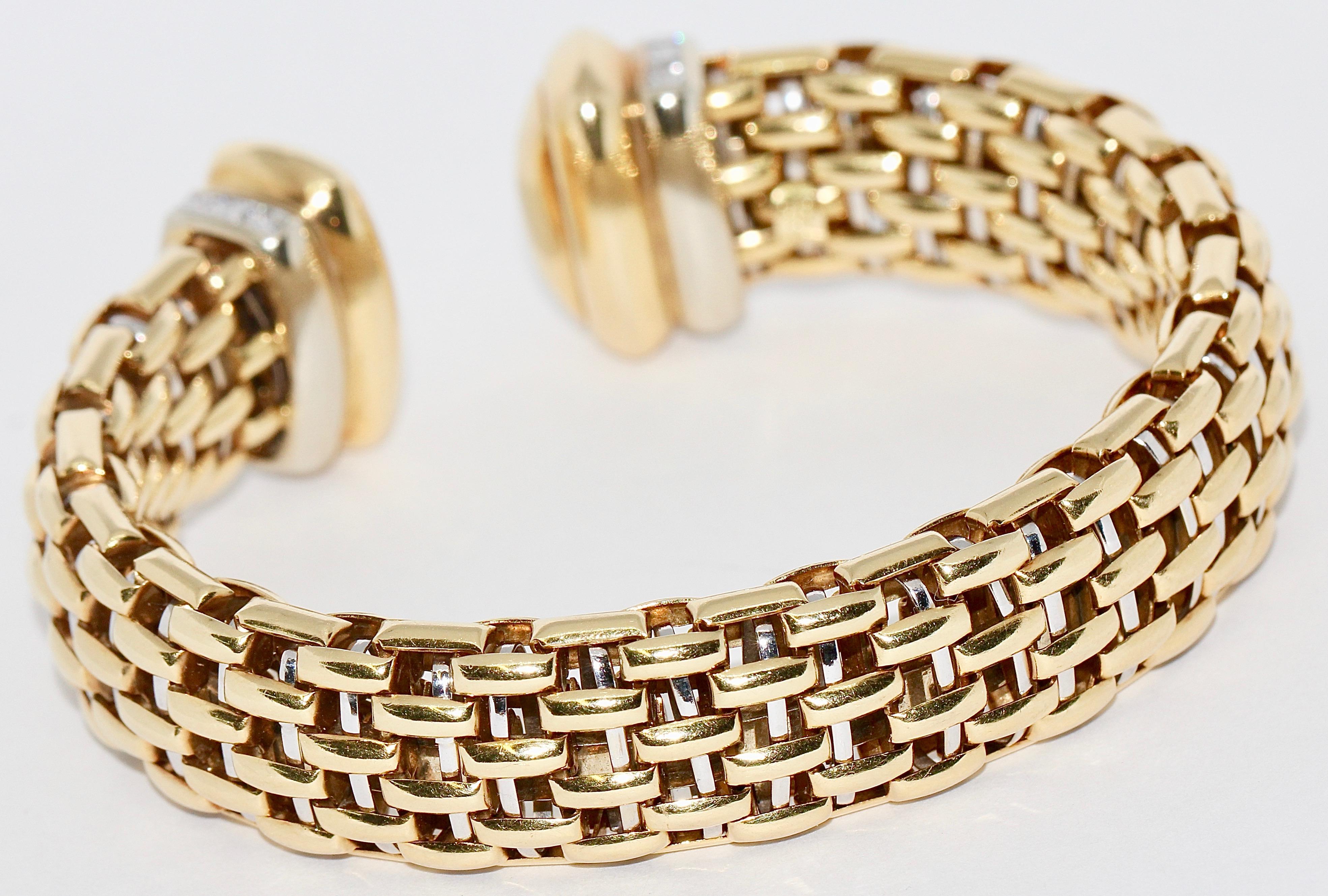 Massive Gold Bangle, Bracelet, 18 Karat with 24 Princess Cut Diamonds For Sale 1
