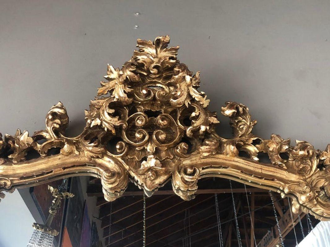 Specchio italiano in legno dorato intagliato a mano del XIX secolo.