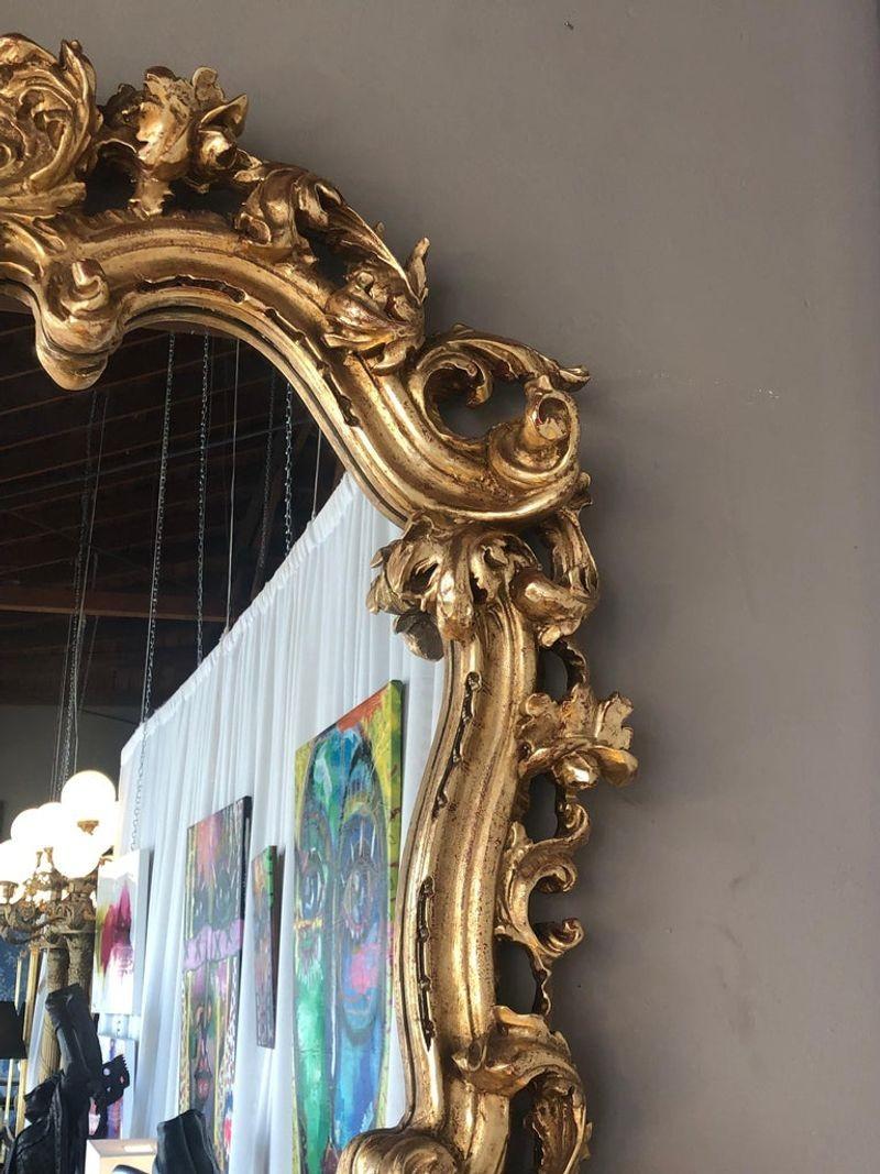 italien Miroir massif en bois doré sculpté à la main en vente