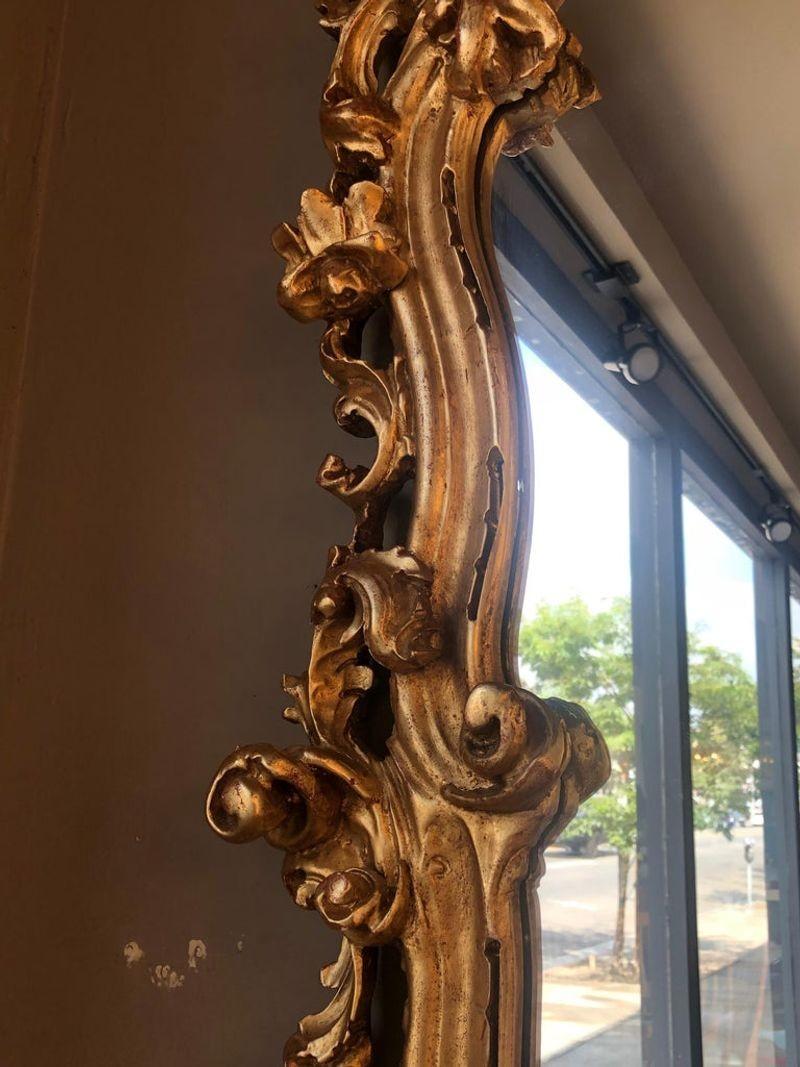 Miroir massif en bois doré sculpté à la main Bon état - En vente à Los Angeles, CA