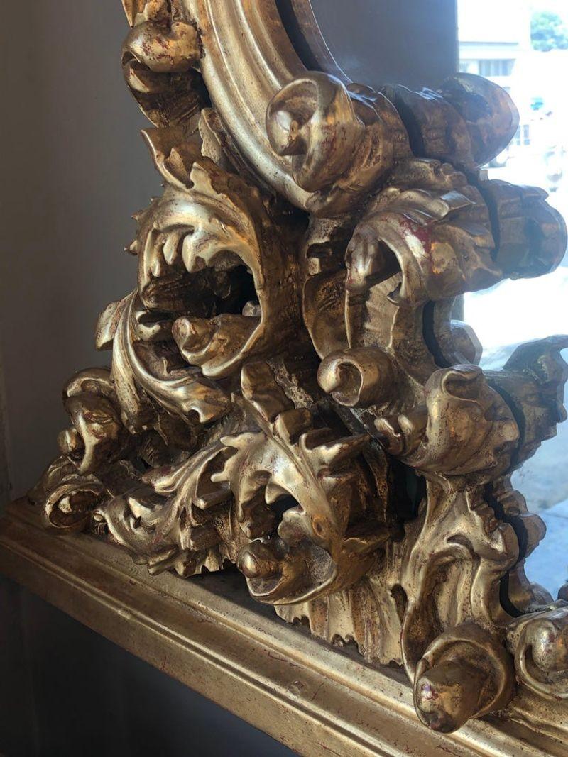 XIXe siècle Miroir massif en bois doré sculpté à la main en vente
