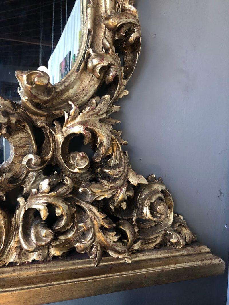 Miroir massif en bois doré sculpté à la main en vente 1