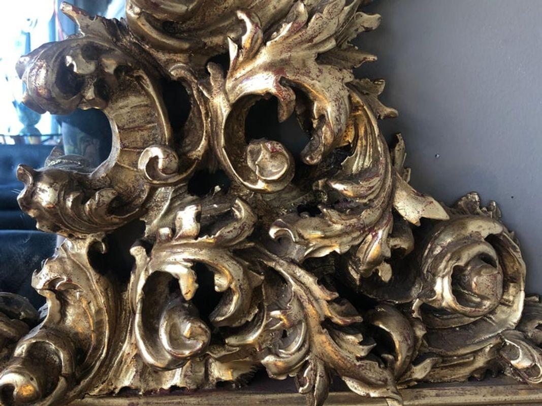 Miroir massif en bois doré sculpté à la main en vente 2