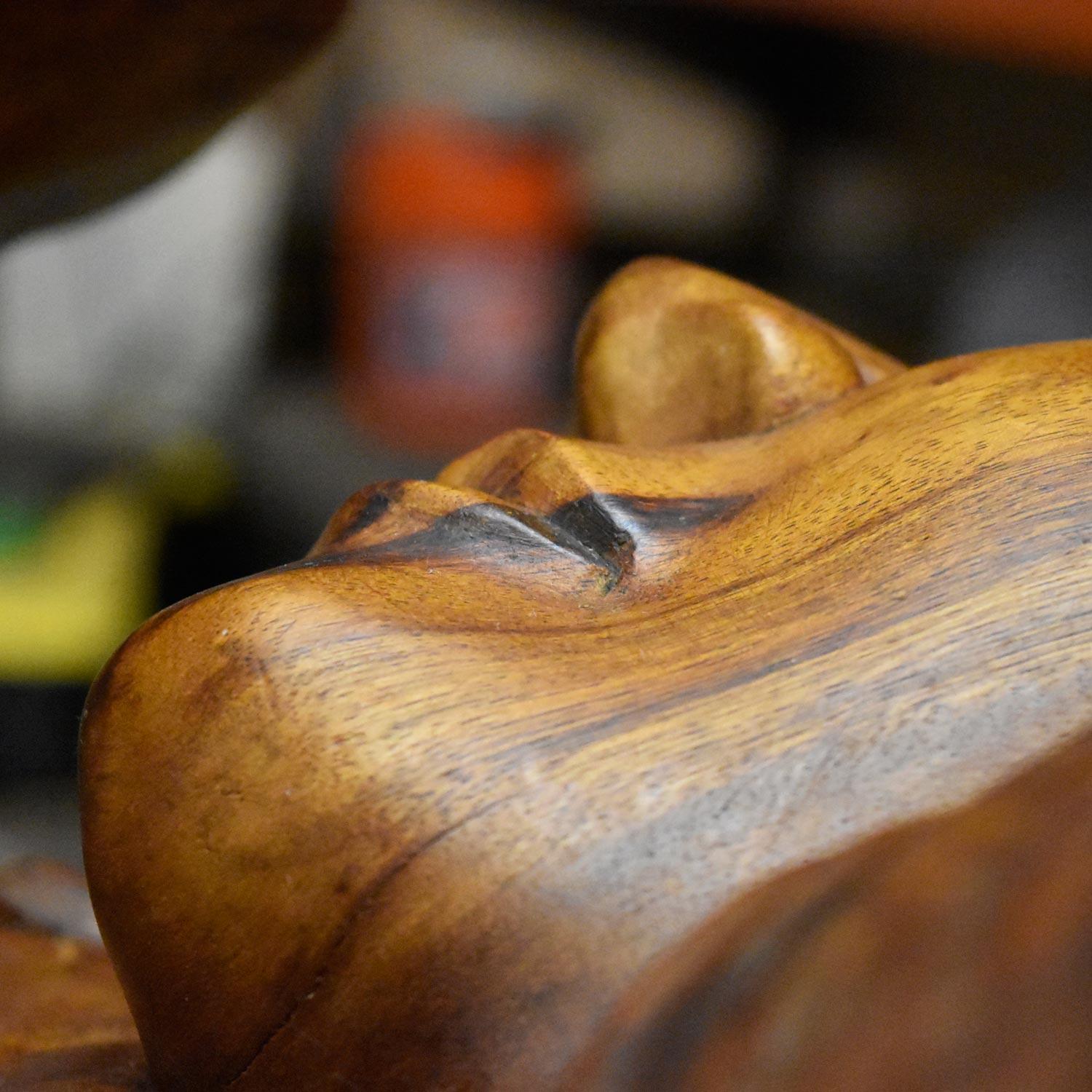 Massive Monkey Pod Exotic Hardwood Lovers Embrace Table basse sculptée à la main en vente 6