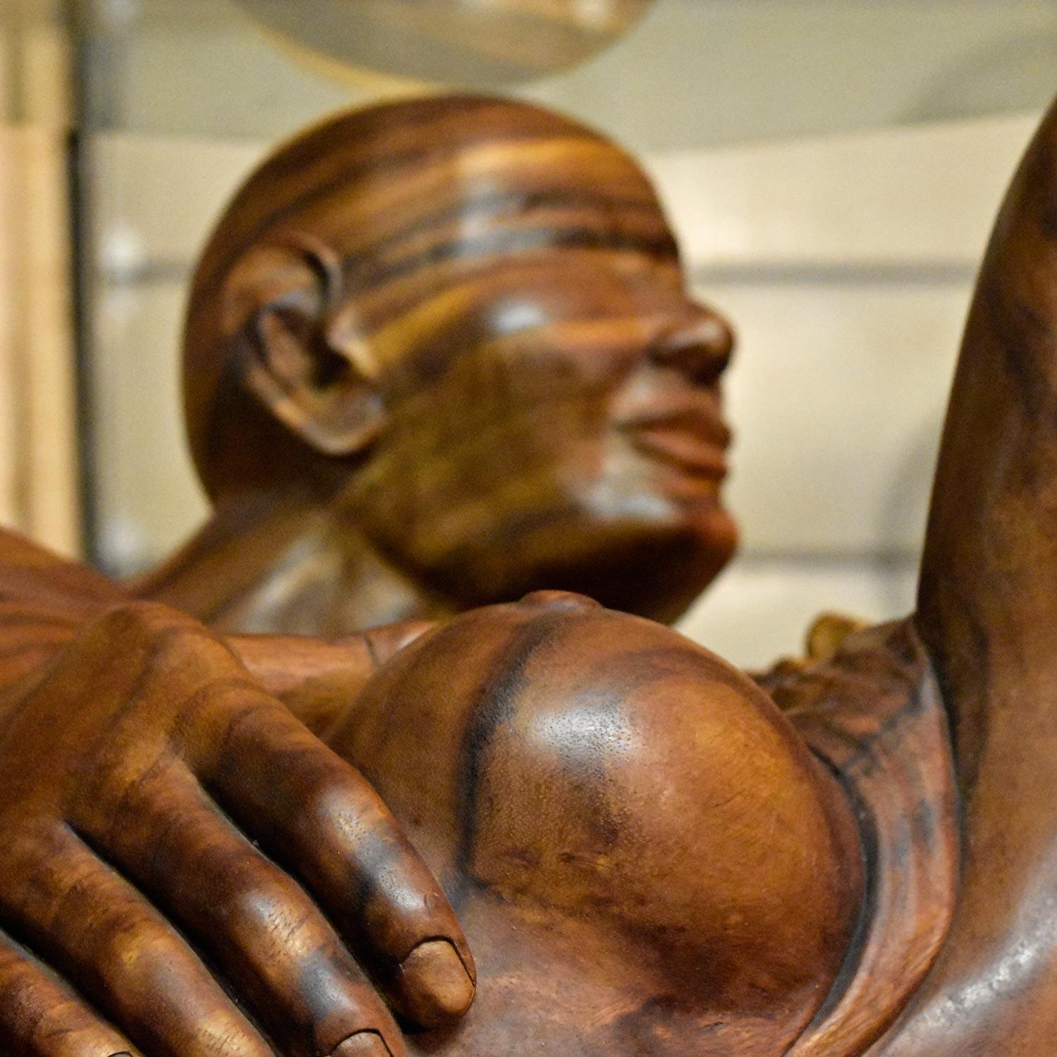Massive Monkey Pod Exotic Hardwood Lovers Embrace Table basse sculptée à la main en vente 11
