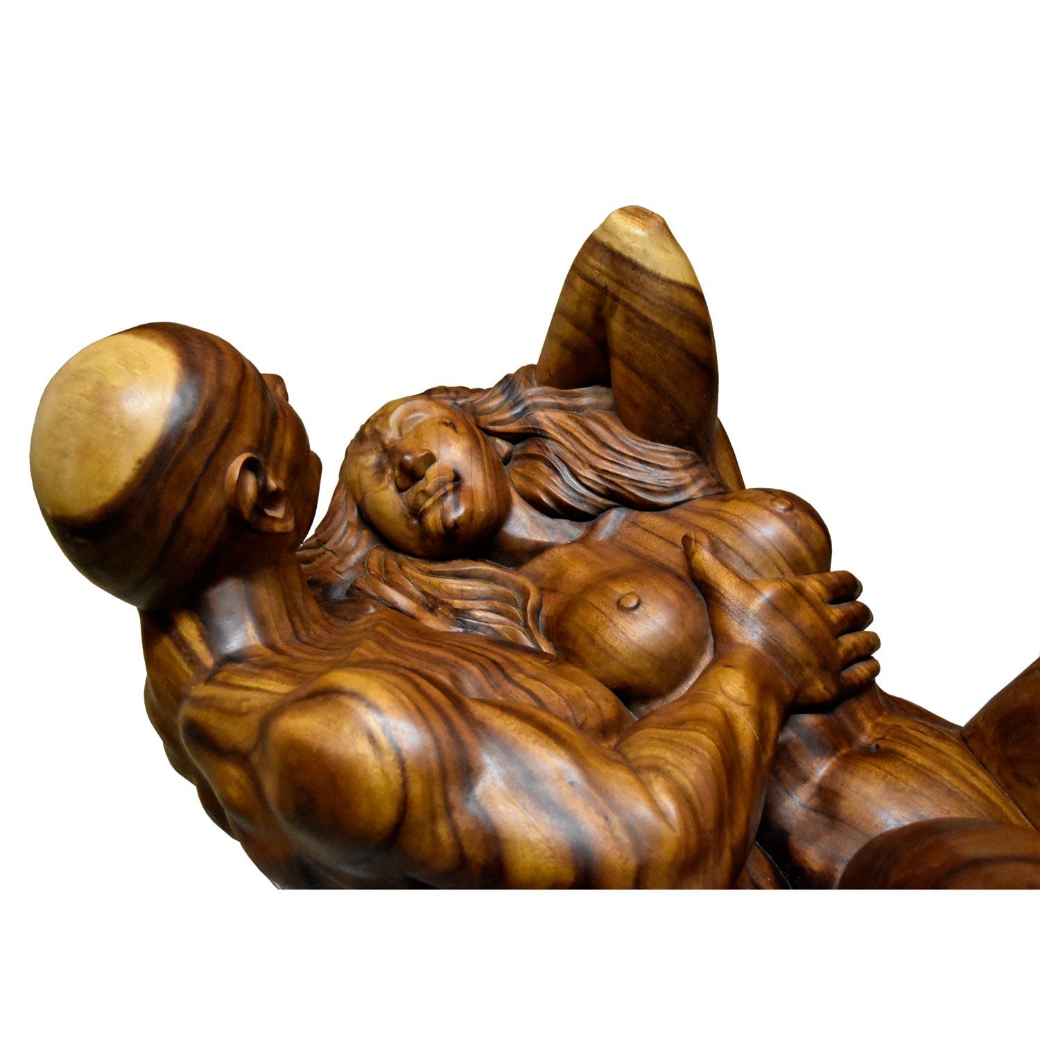 Sud-asiatique Massive Monkey Pod Exotic Hardwood Lovers Embrace Table basse sculptée à la main en vente