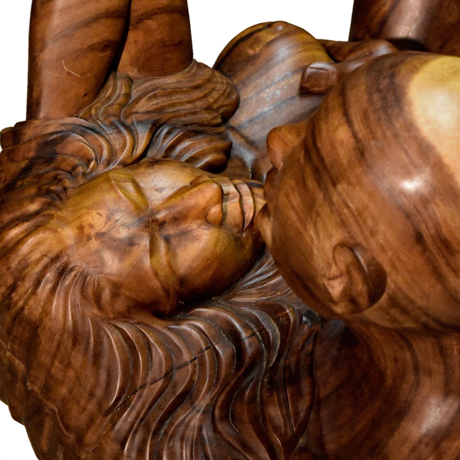Sculpté Massive Monkey Pod Exotic Hardwood Lovers Embrace Table basse sculptée à la main en vente