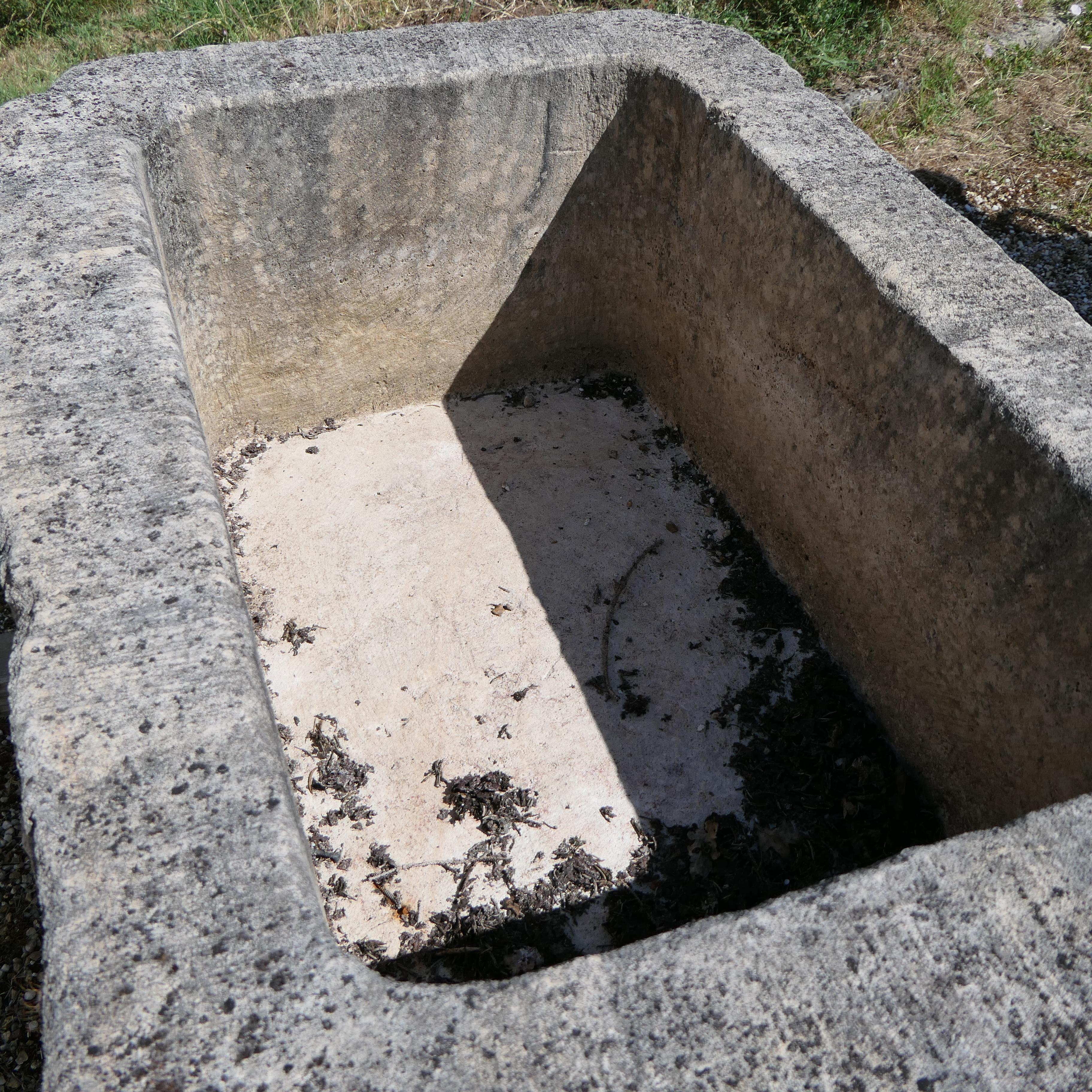 Una magnífica y maciza artesa, recién tallada a mano en Francia a partir de un único bloque monolítico de preciada piedra de Borgoña. Elaborada según la tradición atemporal de los canteros provinciales franceses, esta pieza combina la durabilidad