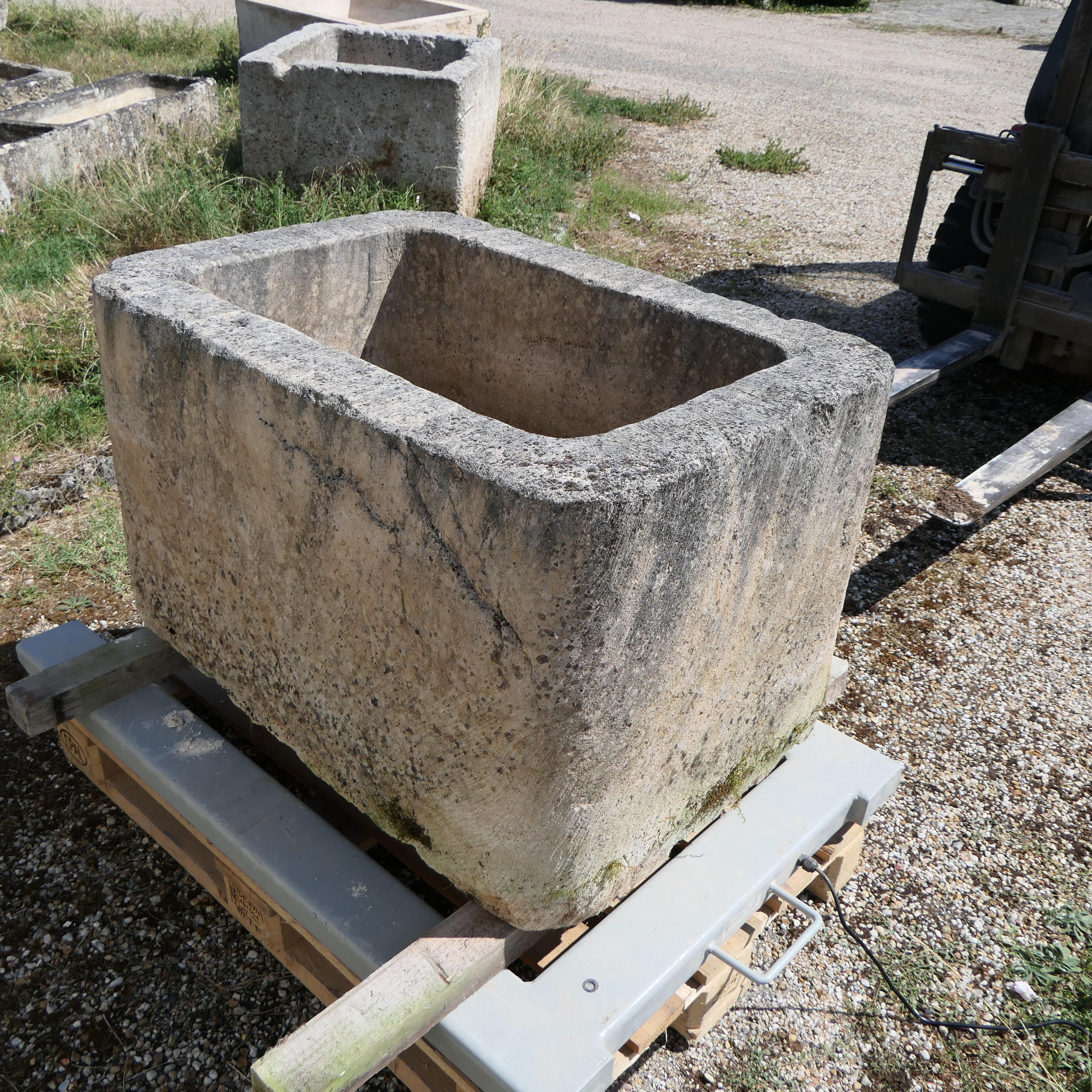 Maciza artesa rectangular tallada a mano en piedra burdeos Francés en venta