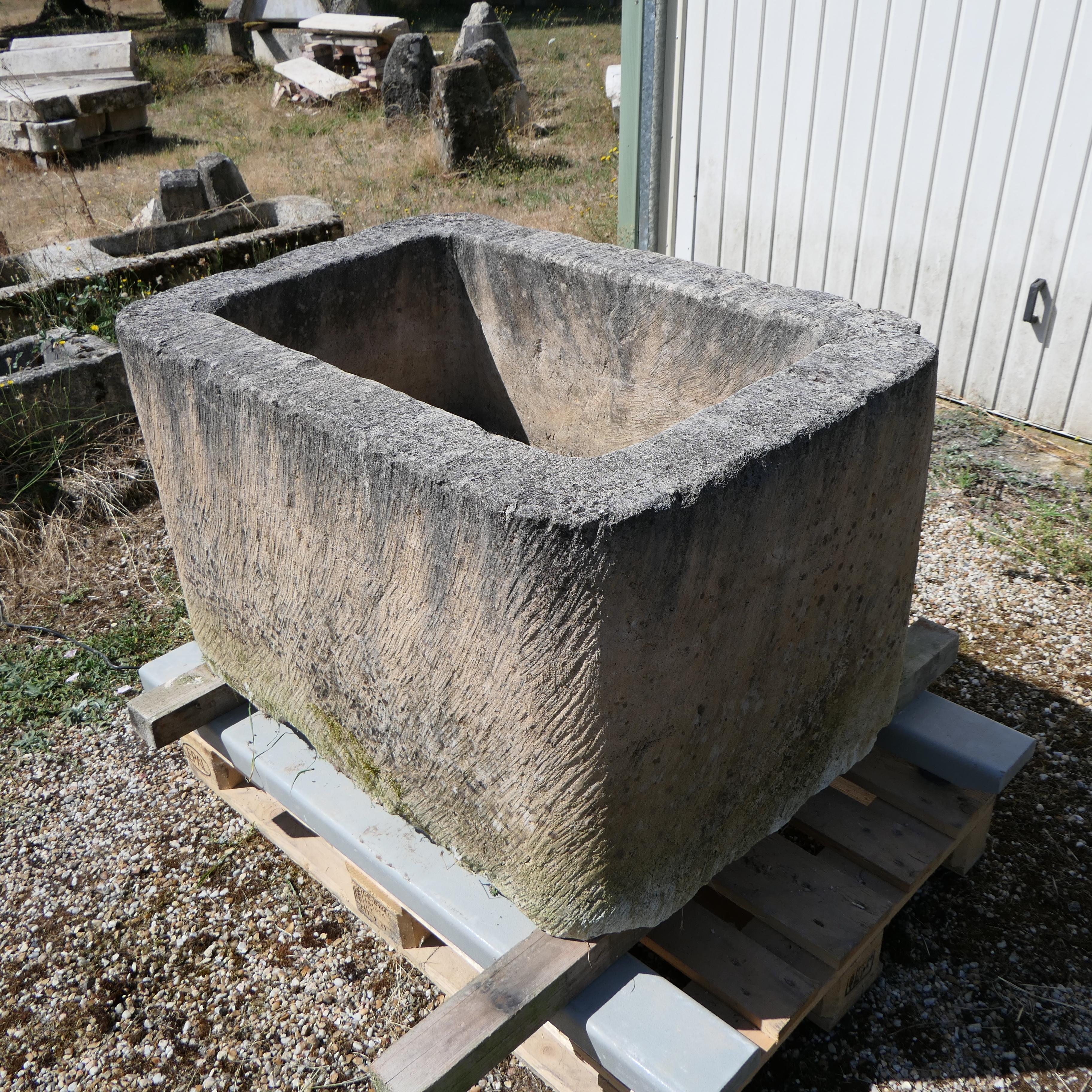 Maciza artesa rectangular tallada a mano en piedra burdeos en Bueno estado para la venta en COULLONS, FR