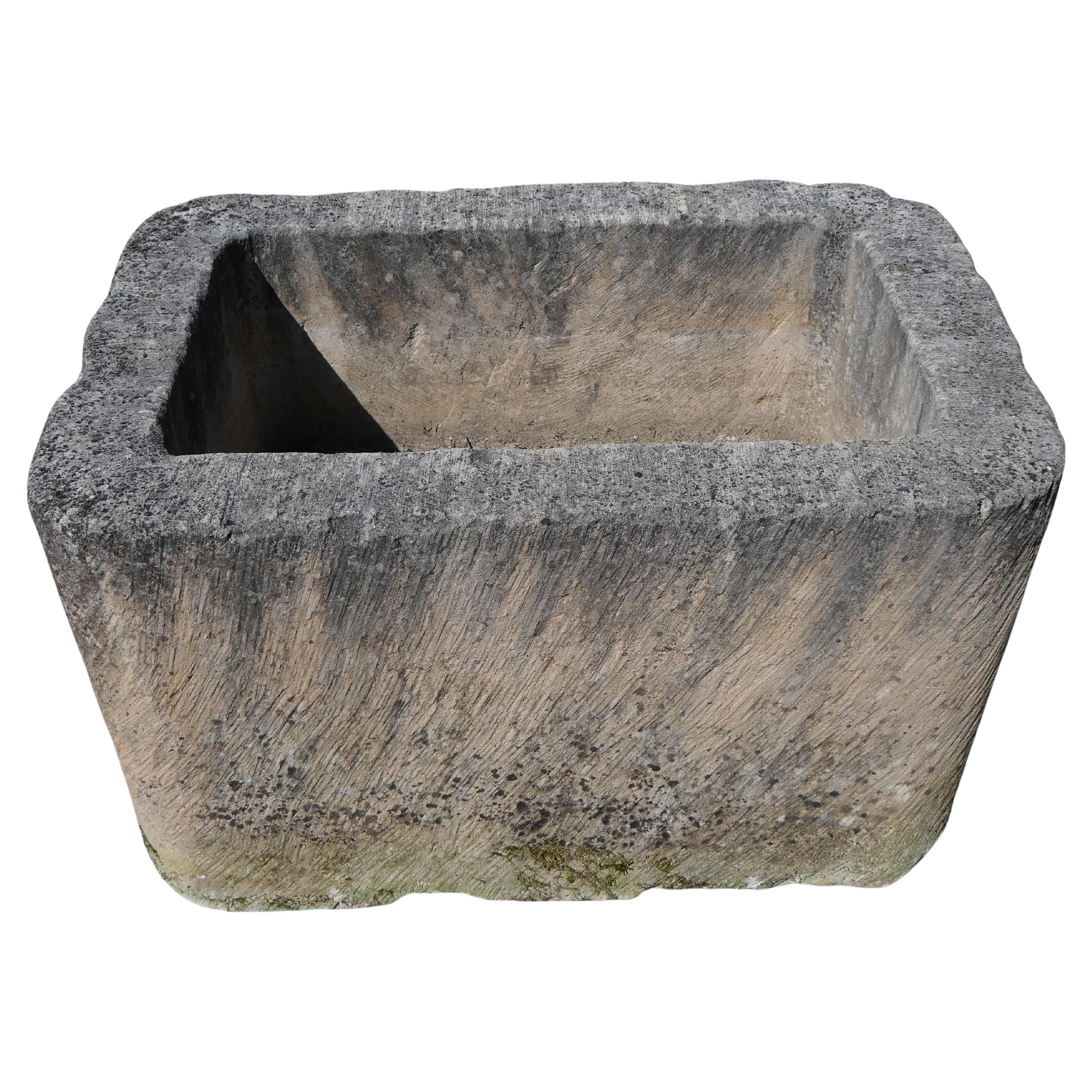 Maciza artesa rectangular tallada a mano en piedra burdeos en venta
