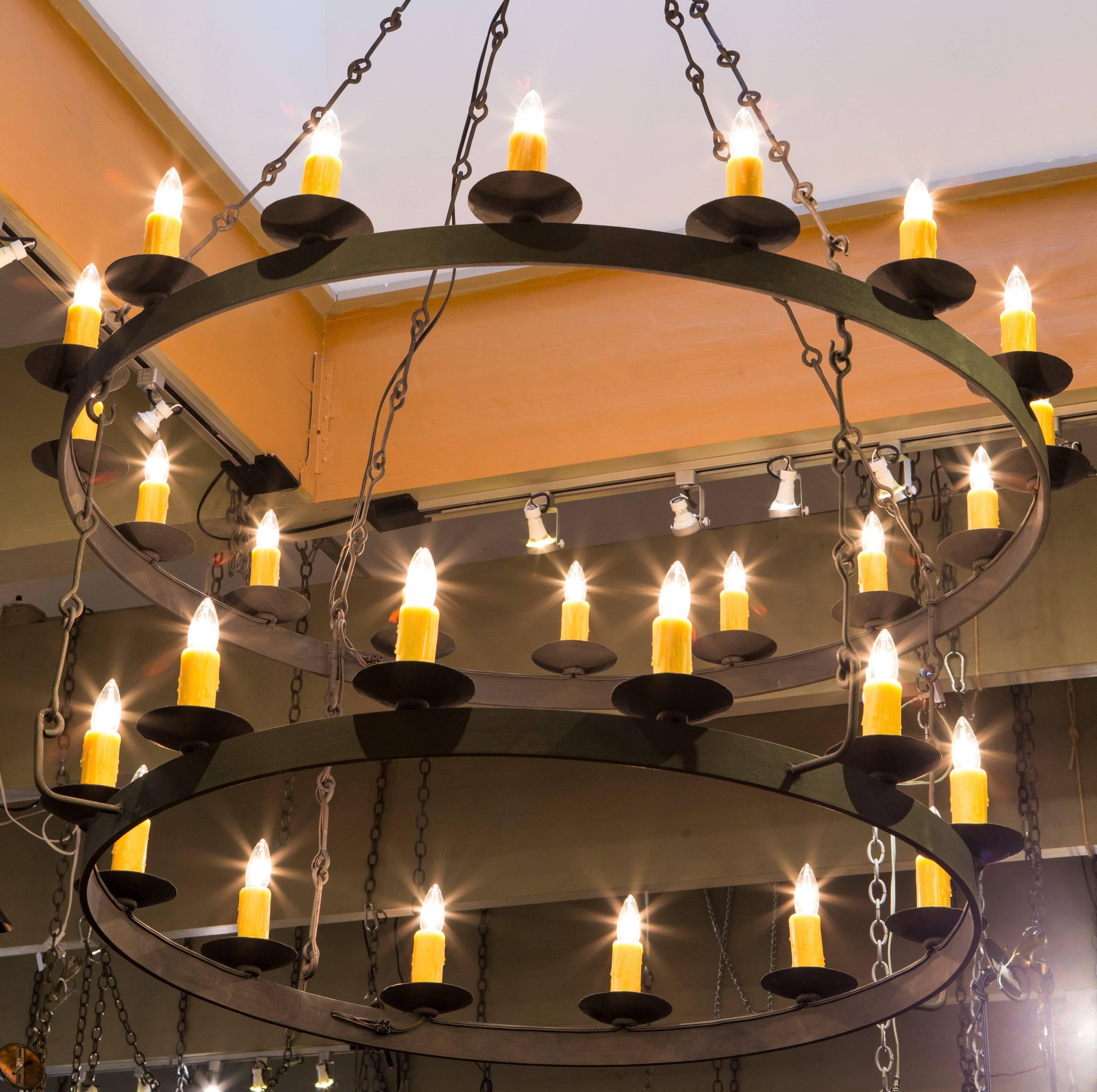 Fer Lustre « Monroe » massif en fer forgé à la main à double anneau avec 28 douilles en vente