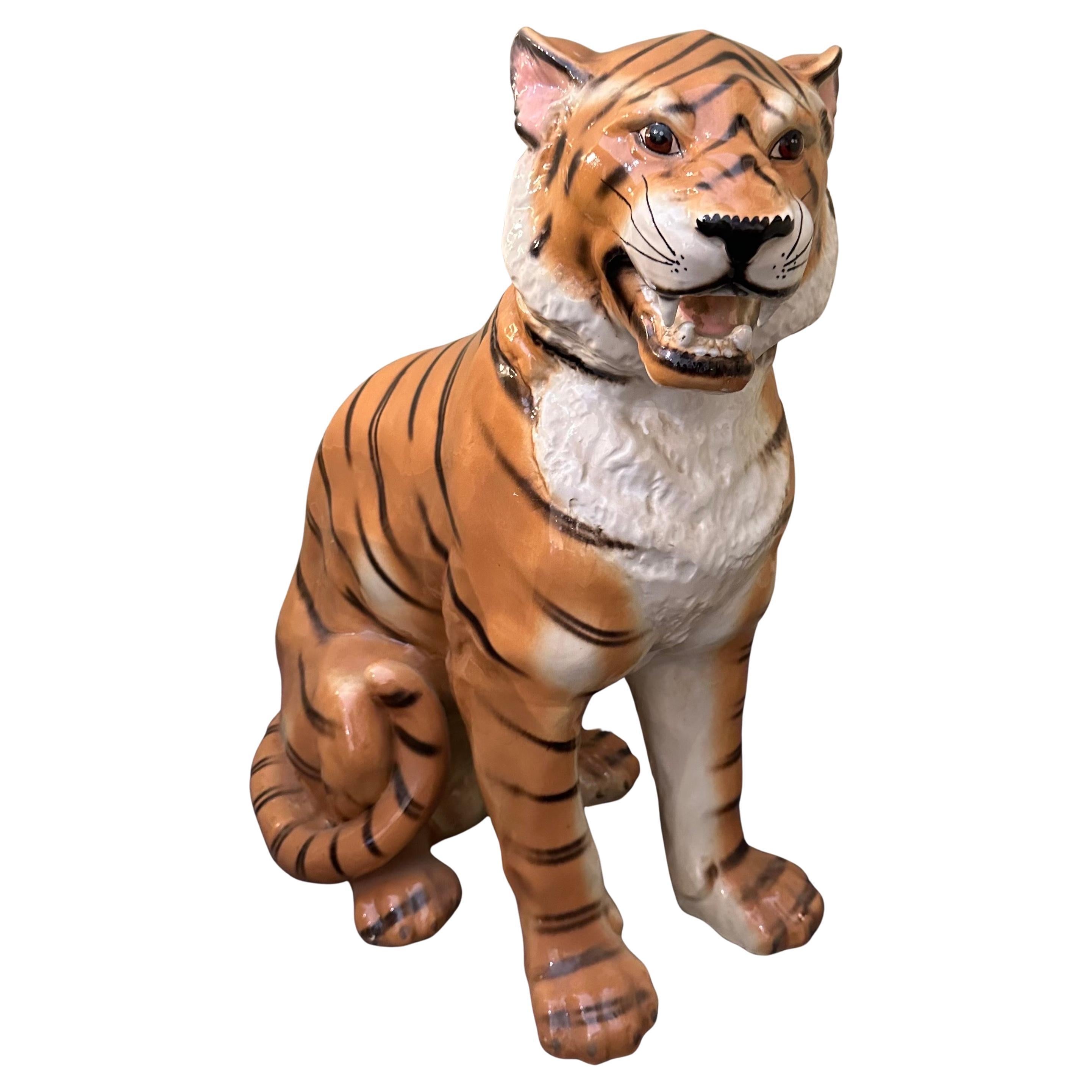 Massiccia scultura di tigre in ceramica italiana dipinta a mano