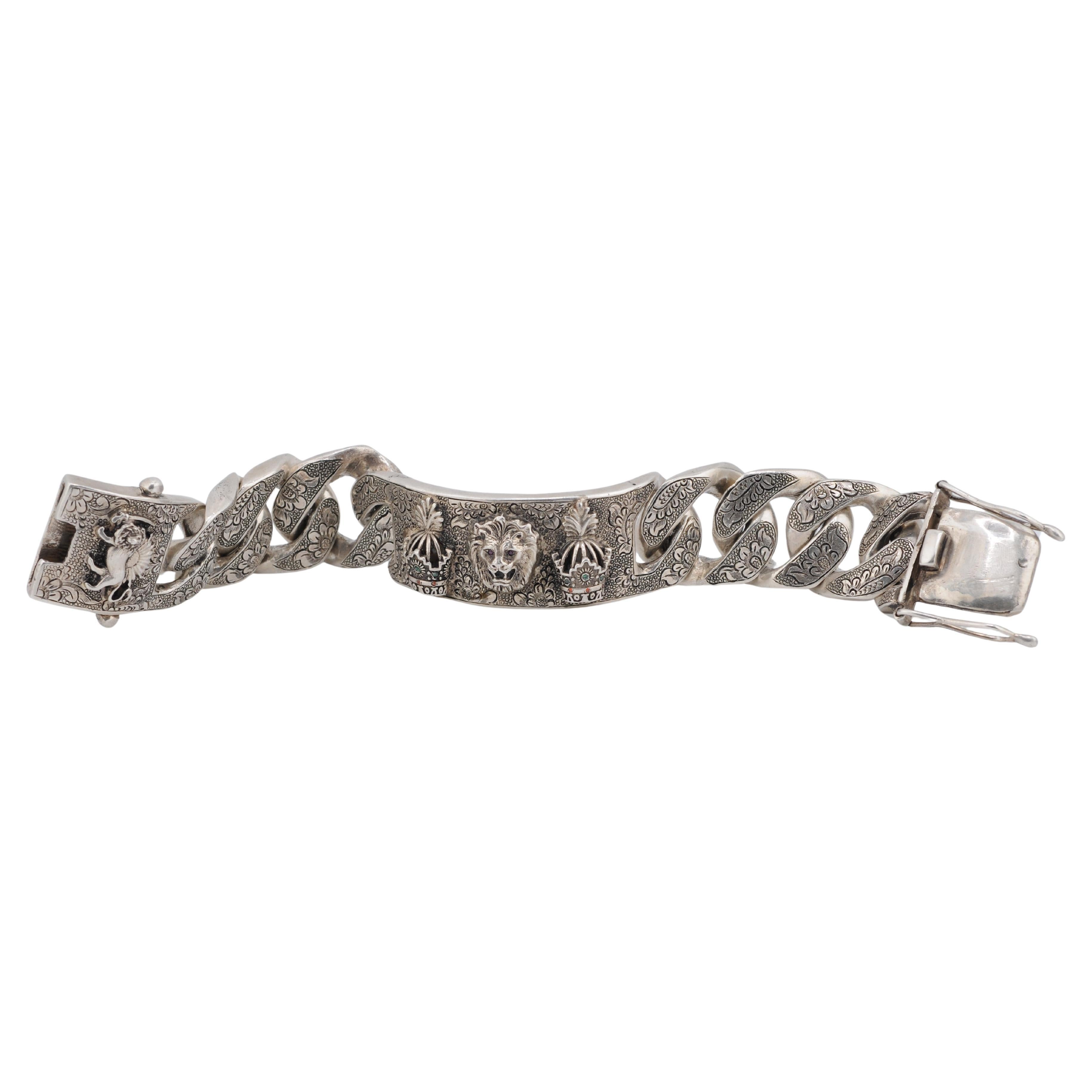 Dieses außergewöhnliche Armband ist ein echtes Statement für Stärke und Handwerkskunst. Er ist vollständig aus massivem Sterlingsilber handgefertigt und zeigt einen mächtigen Löwen, der ein Schwert hält - ein klassisches Symbol für Mut, Autorität