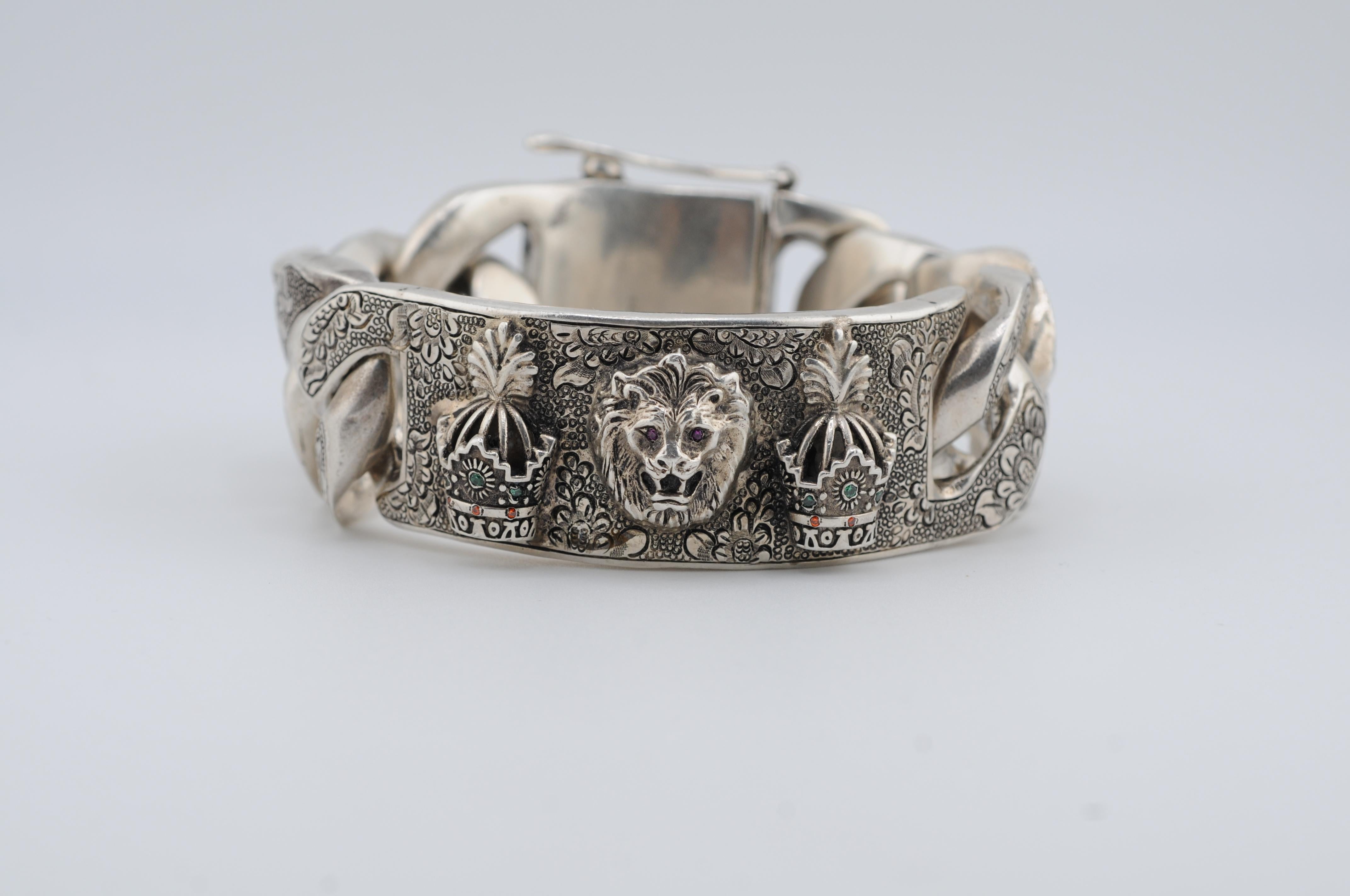Massives handgefertigtes Silberarmband mit Löwen- und Schwertmotiv, Edelsteine (Ästhetizismus)