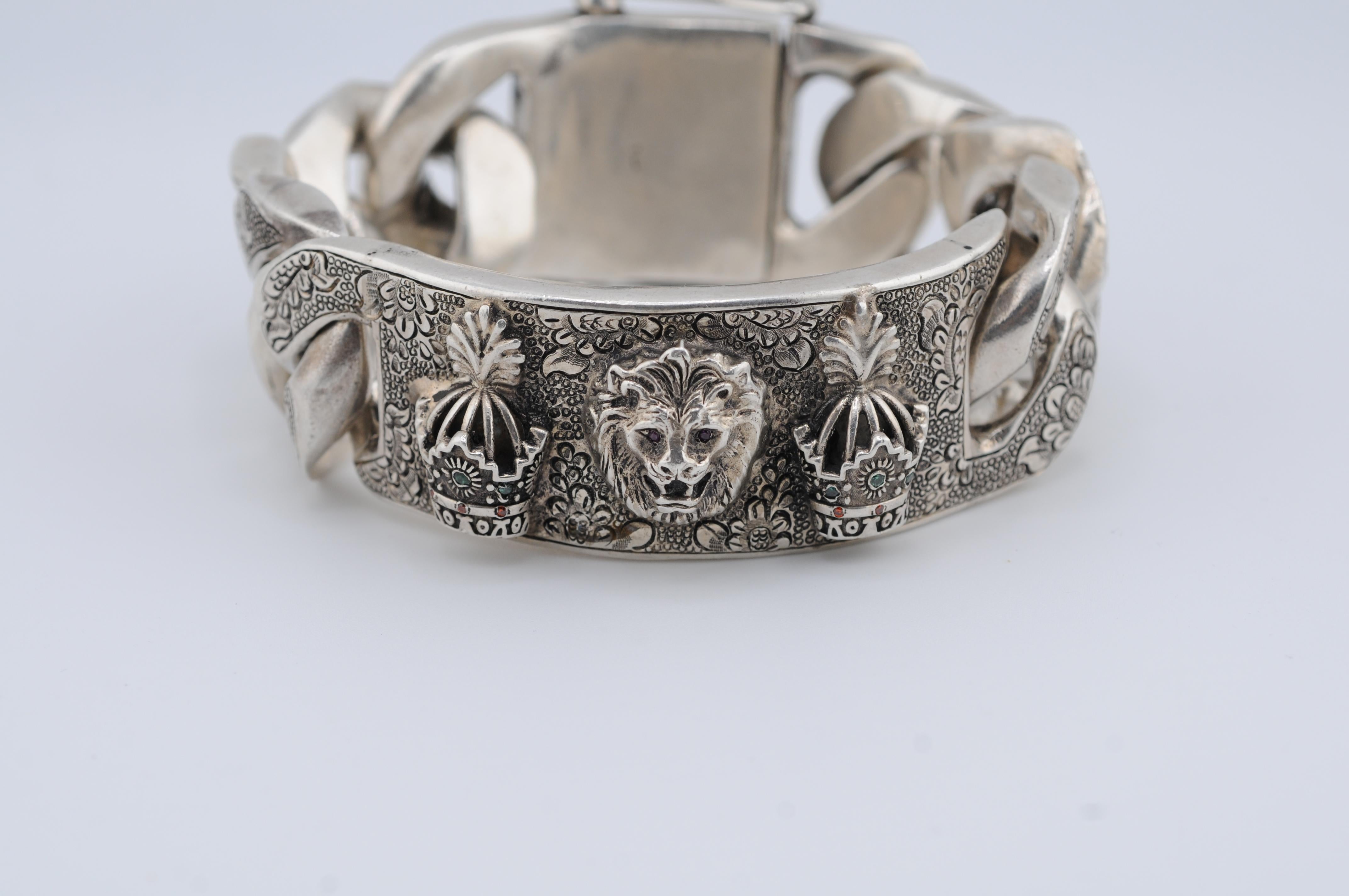 Massives handgefertigtes Silberarmband mit Löwen- und Schwertmotiv, Edelsteine im Zustand „Gut“ in Berlin, BE