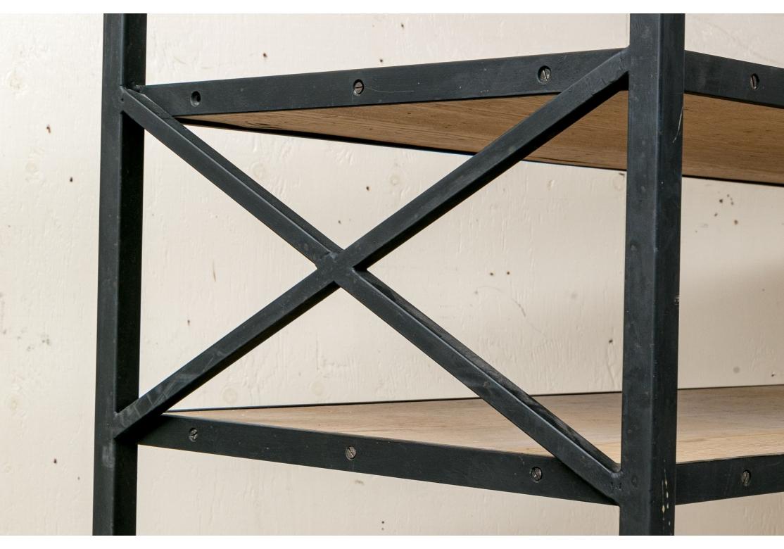Construcción de calidad con armazón de acero negro y 
