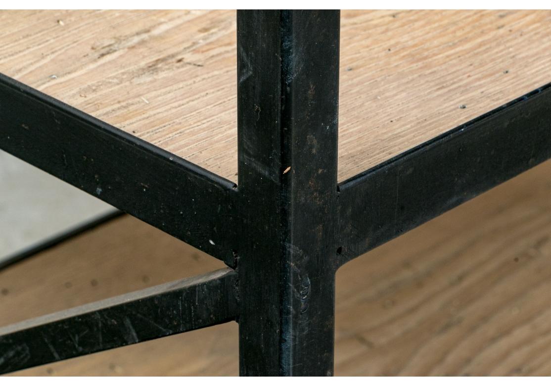 Metal macizo de estilo industrial  Y Expositor De Madera en Desgastado estado para la venta en Bridgeport, CT