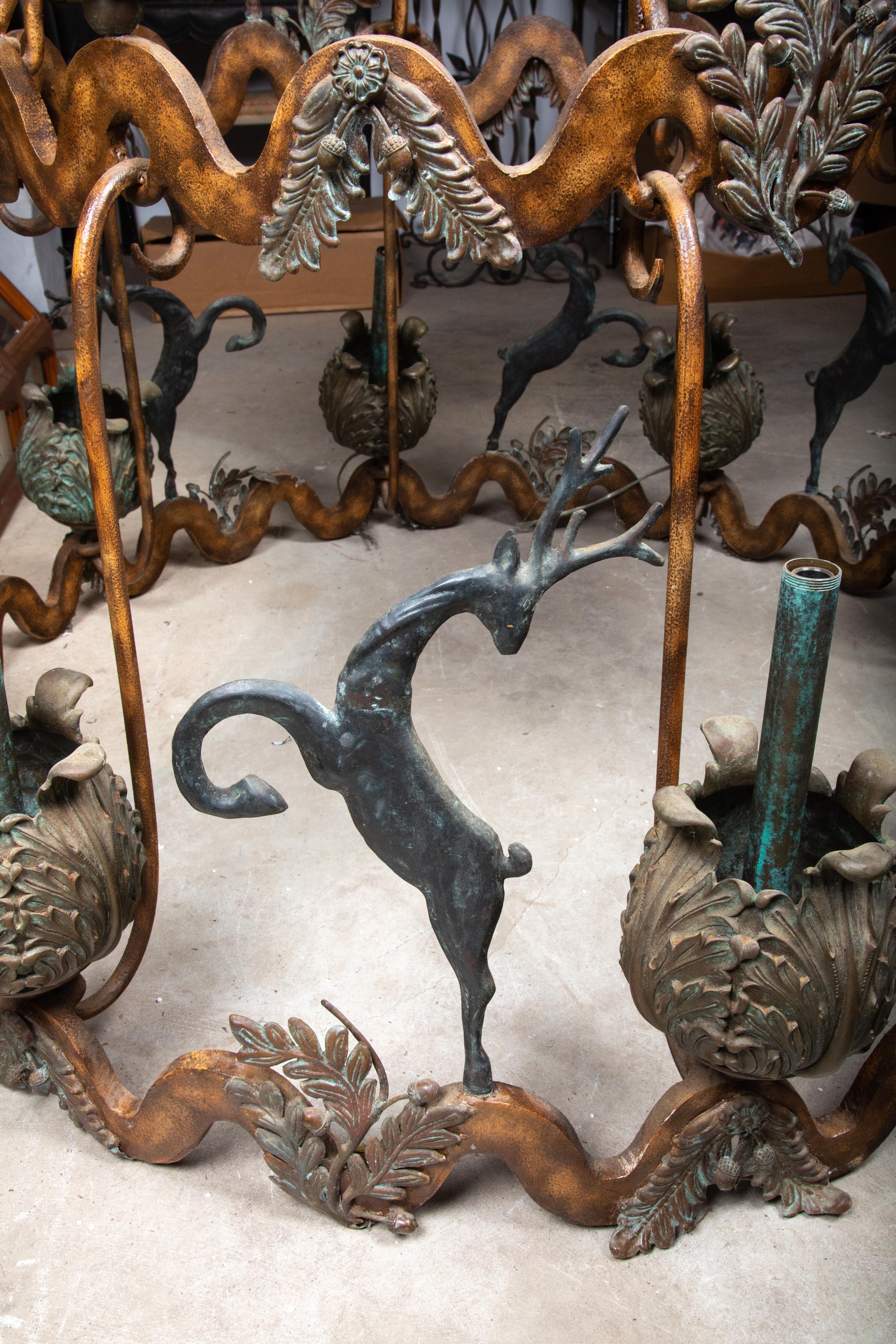 Forêt-Noire Lustre en fer et bronze massif avec cerfs et faune en cuir en vente