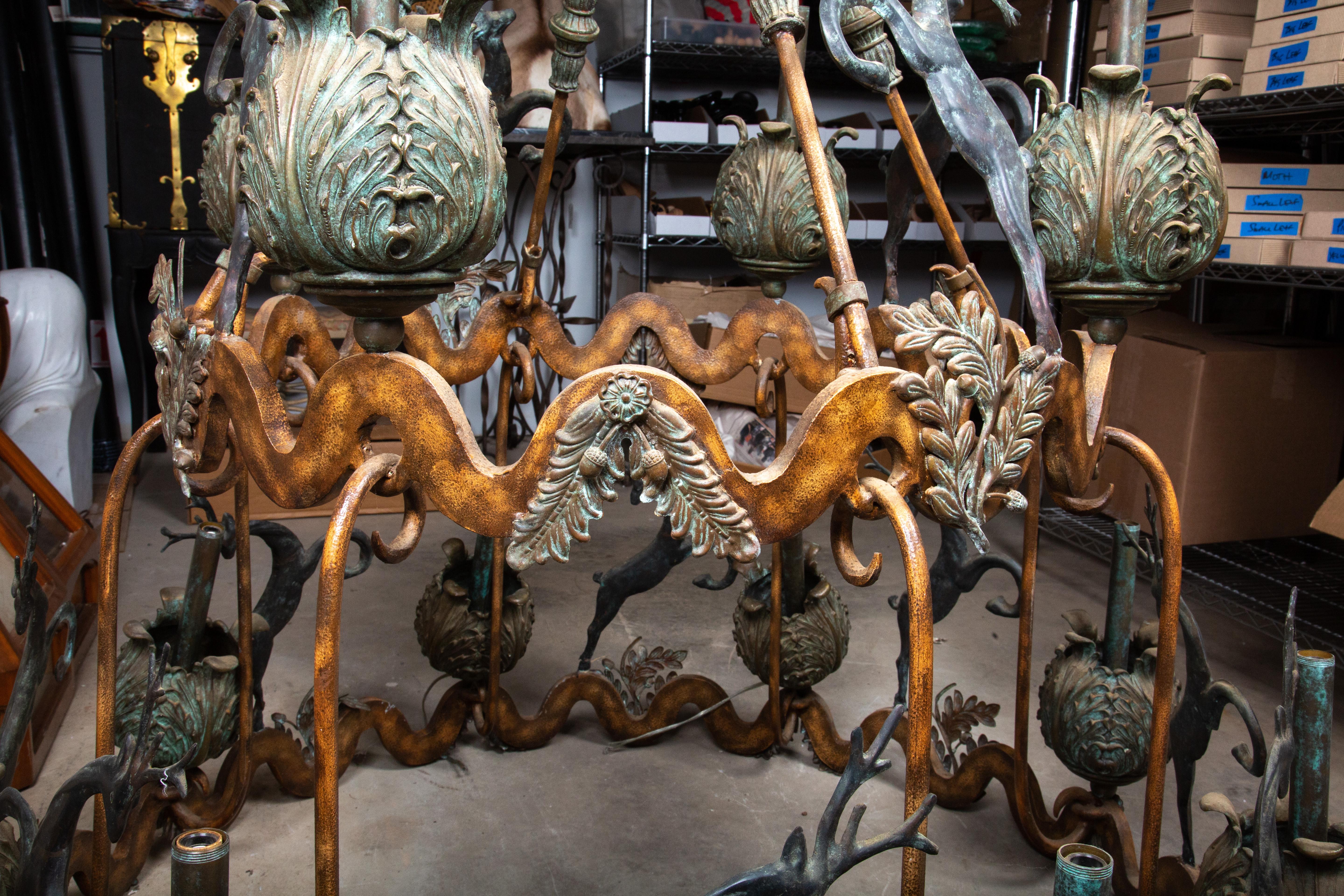 20ième siècle Lustre en fer et bronze massif avec cerfs et faune en cuir en vente