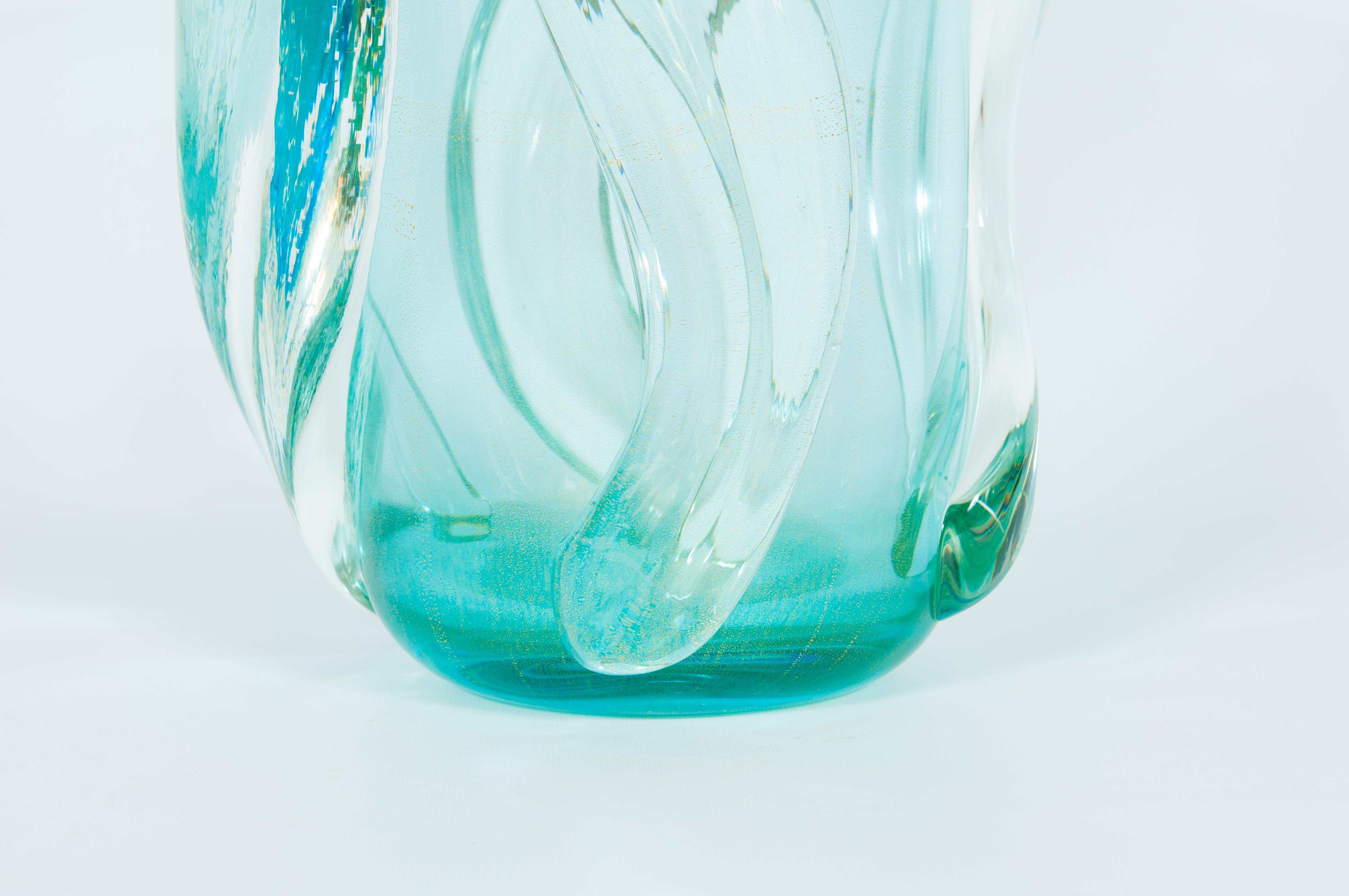 Grandiose Ice toned Murano Vase with Fluid sculptured Curves Contemporary Italy In Excellent Condition For Sale In Villaverla, IT