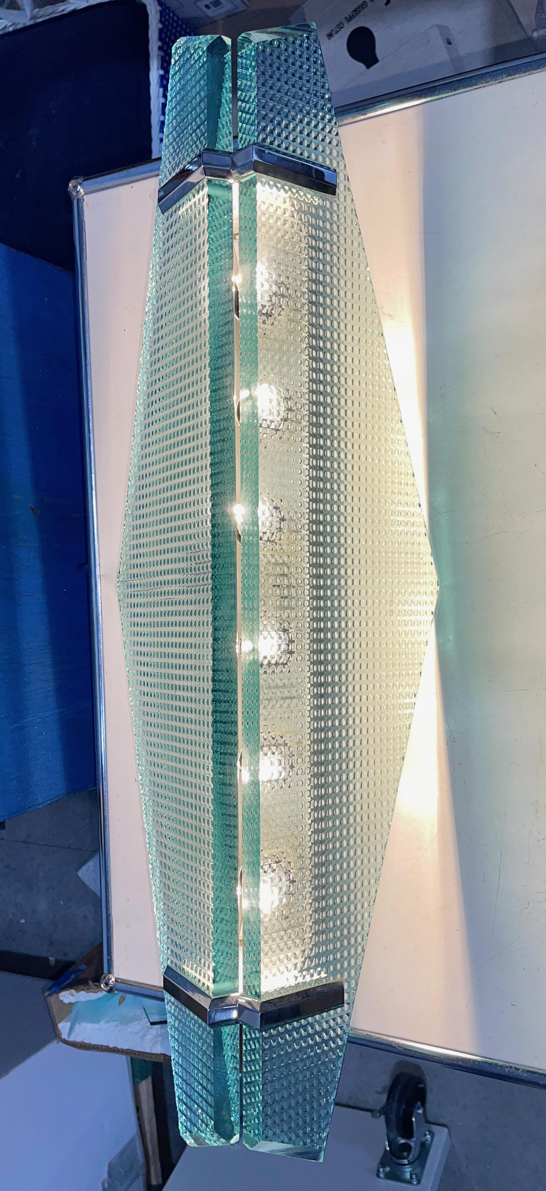 Vintage italienische extra große Wand- oder Deckenleuchte in der Art von Max Ingrand für Fontana Arte aus zwei dicken abgeschrägten und strukturierten Glasplatten in einem zarten Hellgrün, montiert mit vernickelten Messingelementen.  Ähnlichkeit mit