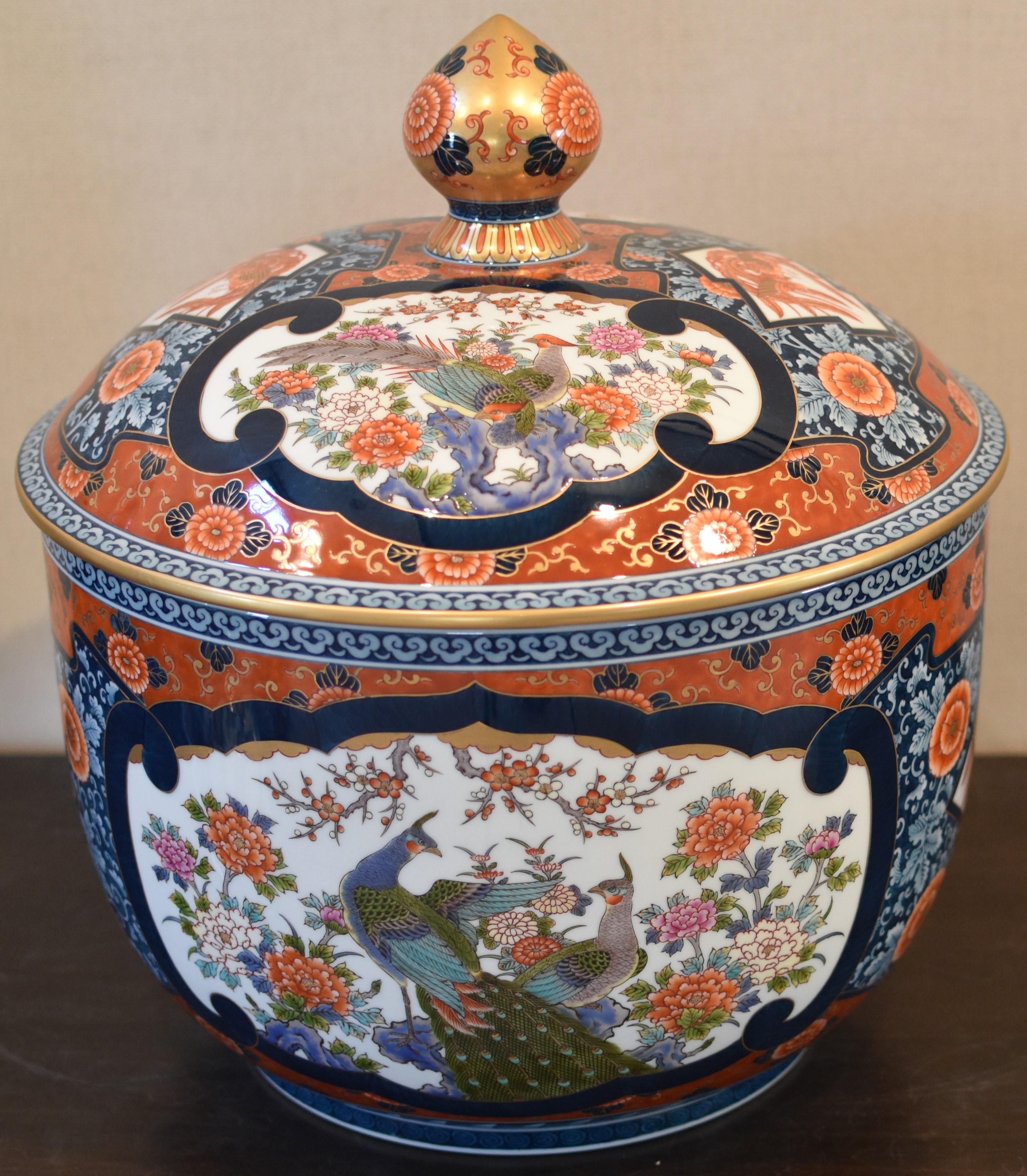 Japanese Contemporary Blue Gold Iron Red Porcelain Lidded Bowl by Master Artist In New Condition In Takarazuka, JP