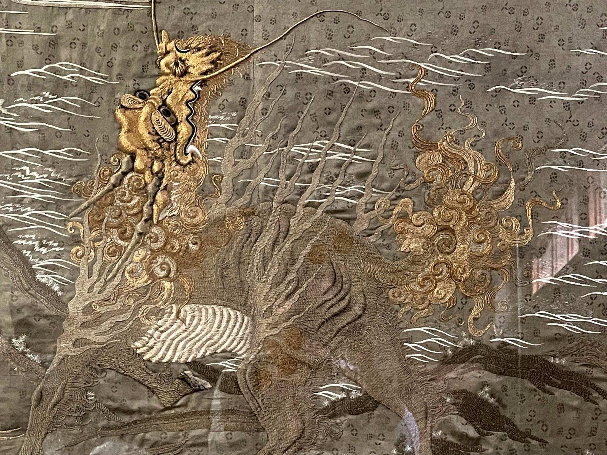Massive vitrine japonaise de tapisserie de la période Meiji en vente 3