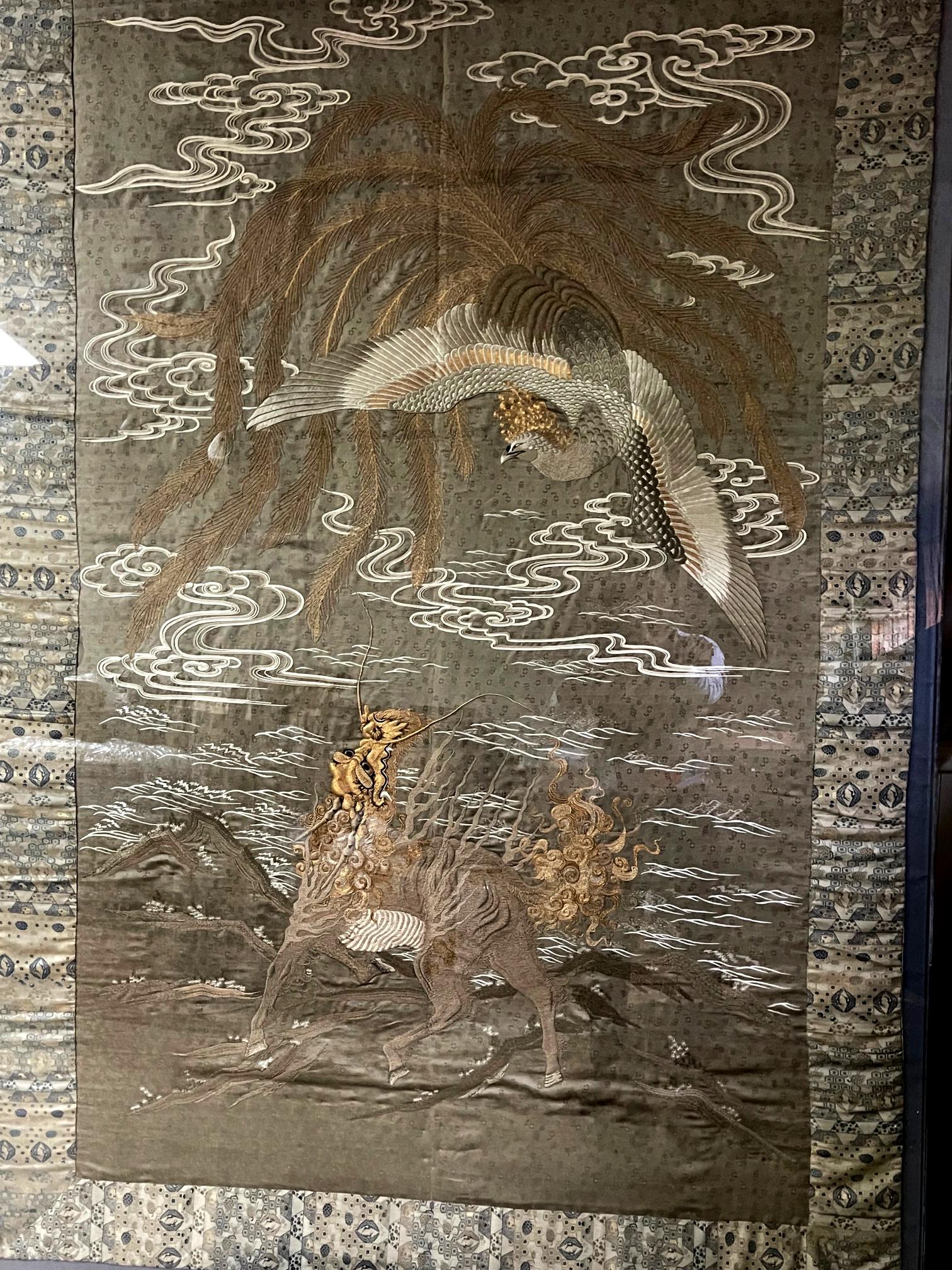 Japonisme Massive vitrine japonaise de tapisserie de la période Meiji en vente
