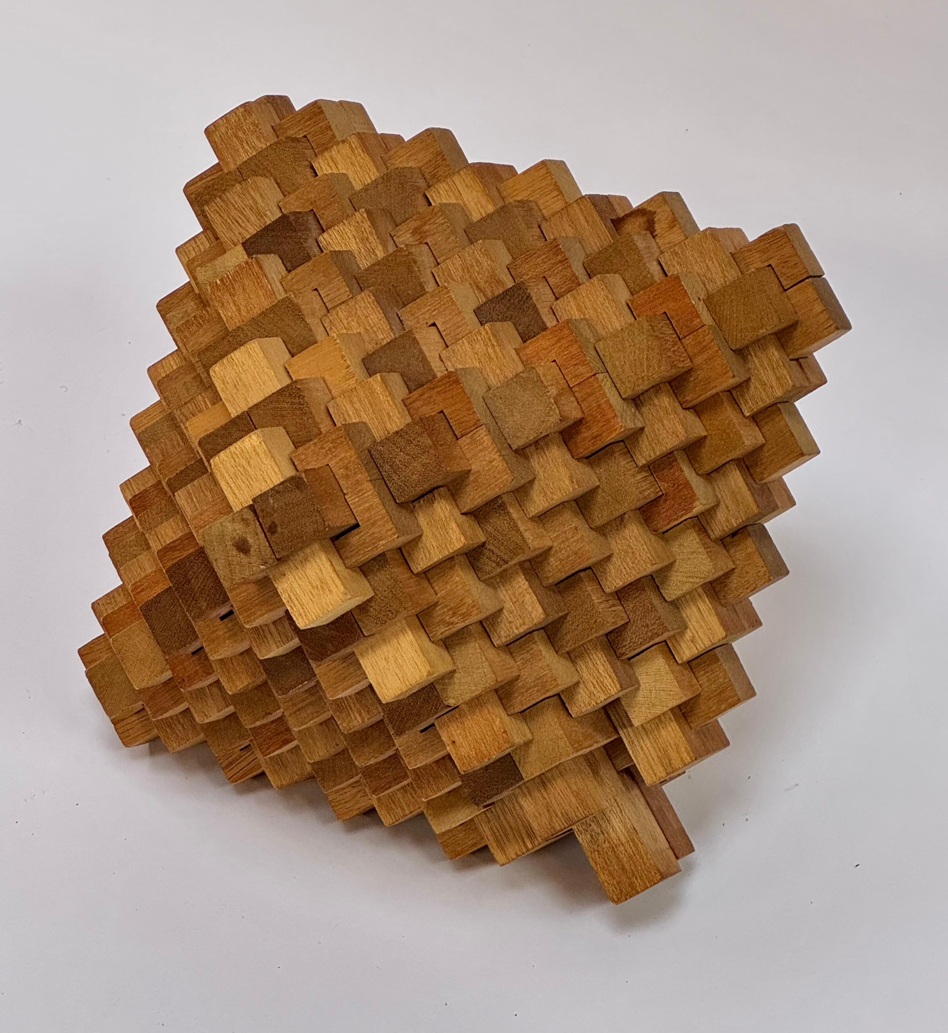 Enorme puzzle giapponese Kumiki Tetrahedron in legno, costruito con molte parti in legno massiccio per creare questa forma a diapiroide. La forma non solo ha una bellezza strutturale, ma fin dai tempi antichi è stata conosciuta come strumento di