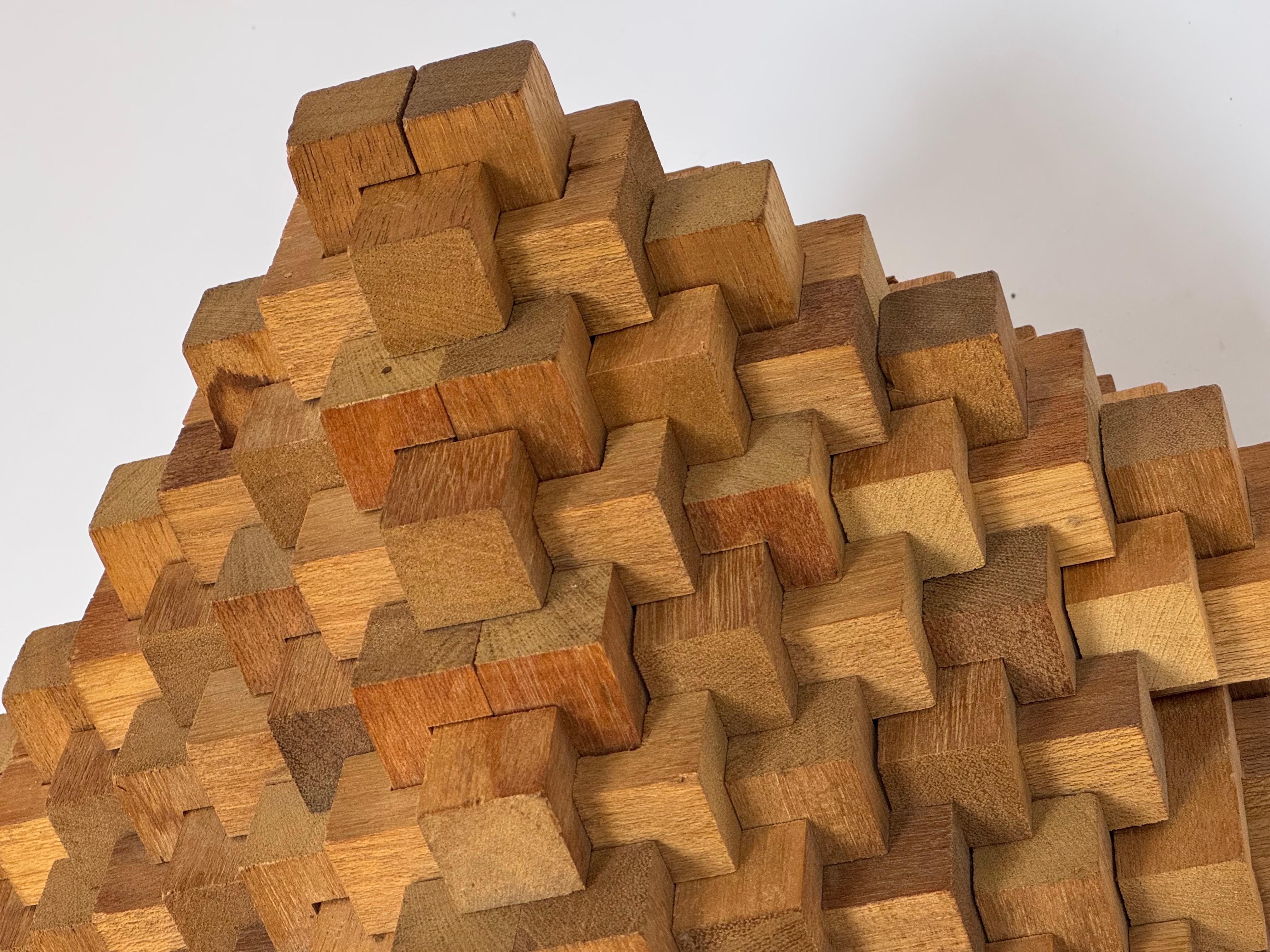 Mid-Century moderno Enorme puzzle/scultura in legno giapponese Kumiki Tetrahedron in vendita
